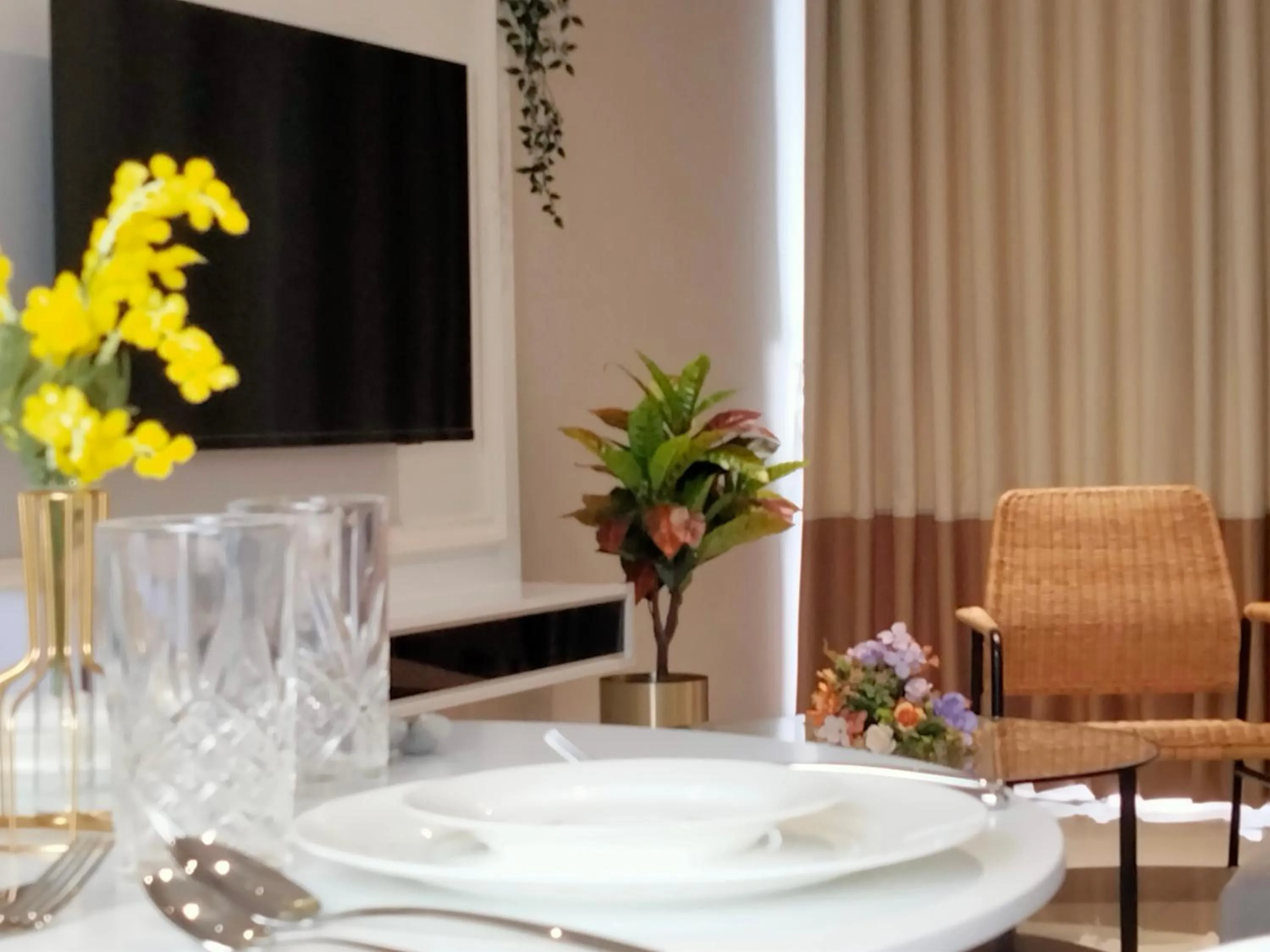 Living room in Continew Residence by HomeBrickz