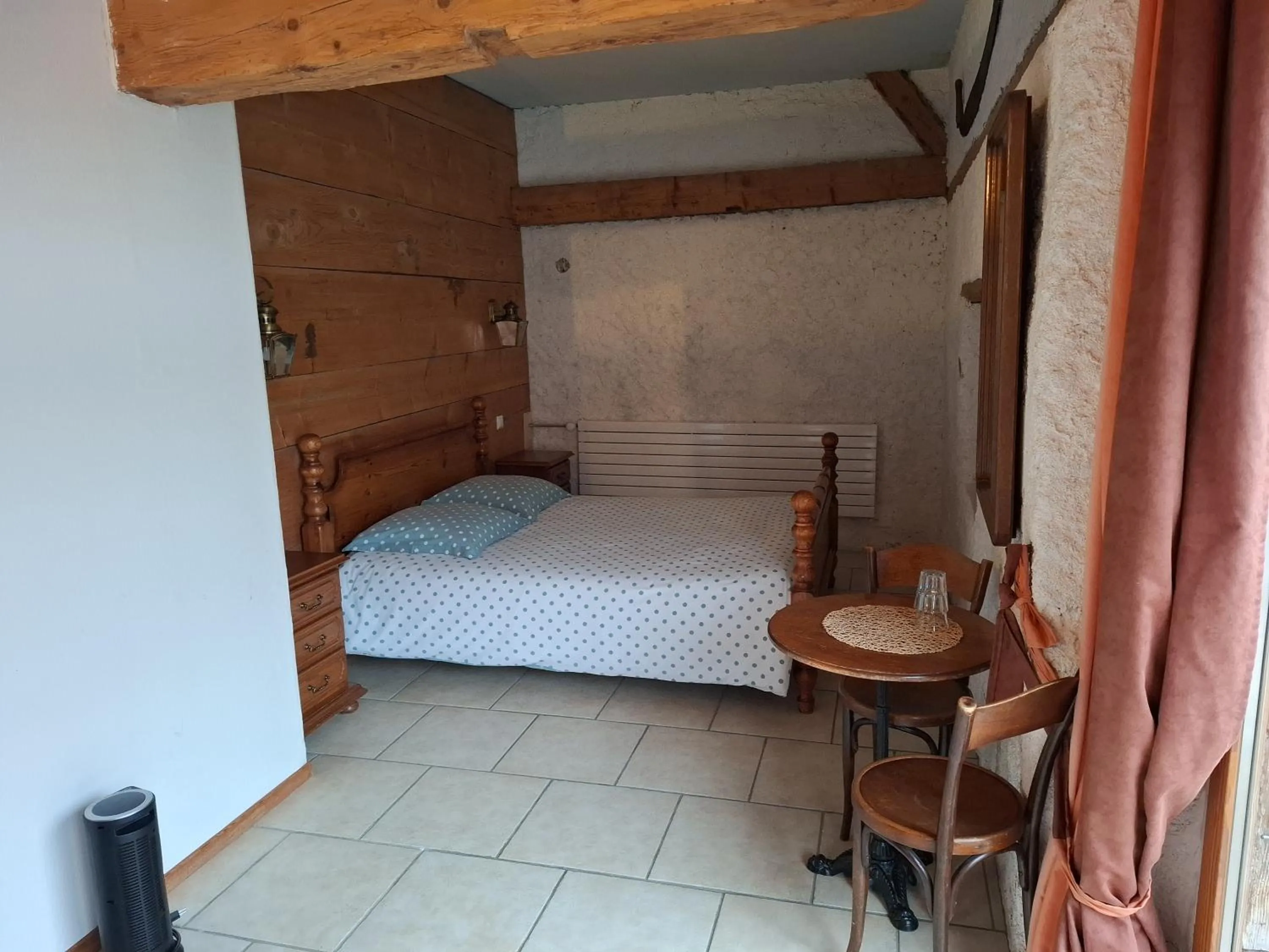 Photo of the whole room, Bed in Hôtel Von Bergen