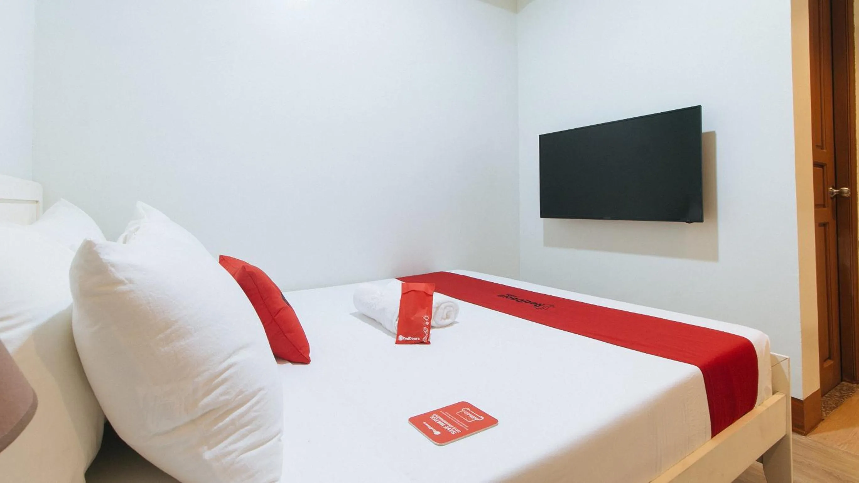 TV and multimedia, Bed in RedDoorz Premium @ Nick Hotel Gerona Tarlac