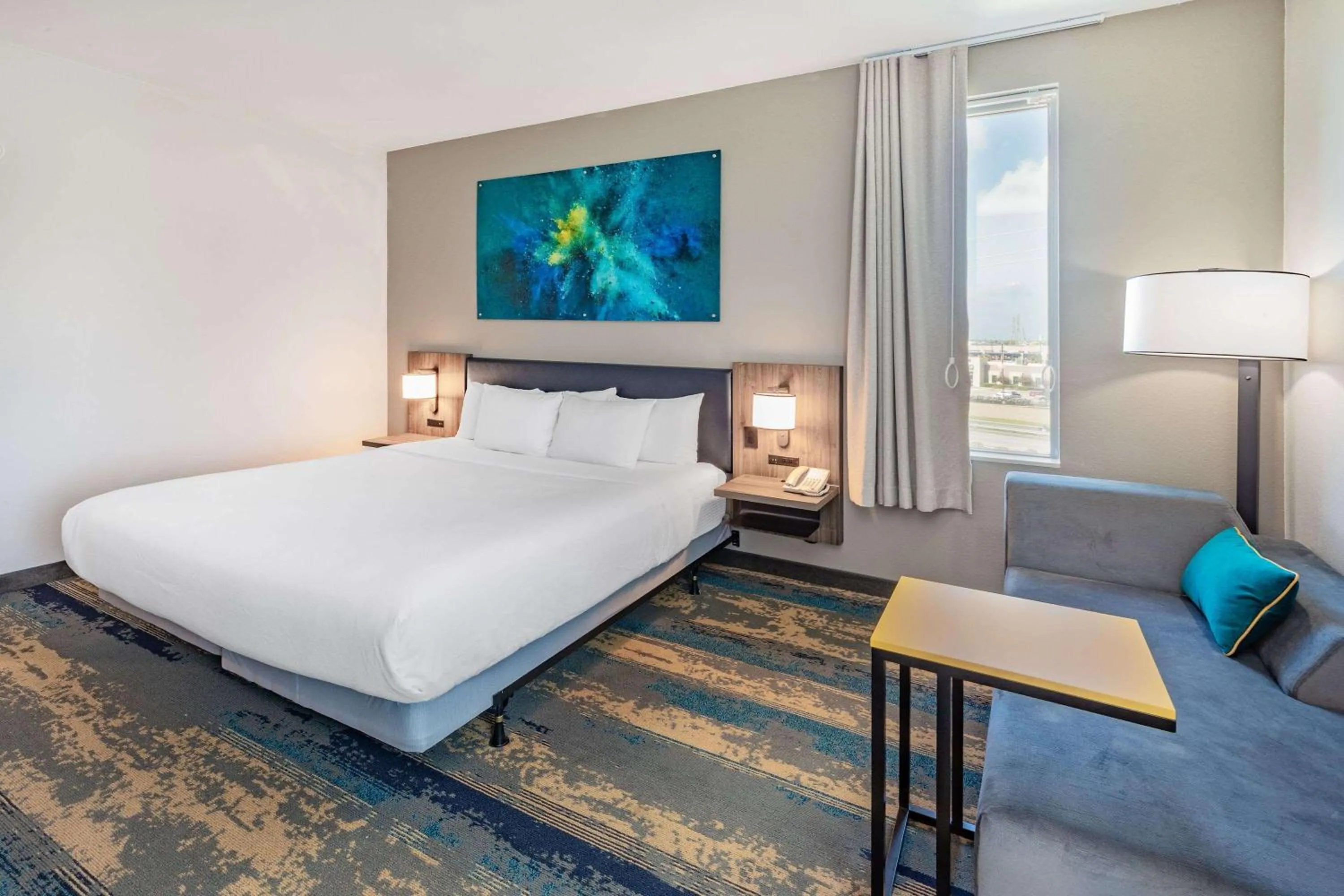 Photo of the whole room, Bed in La Quinta Inn & Suites by Wyndham Galveston North at I-45