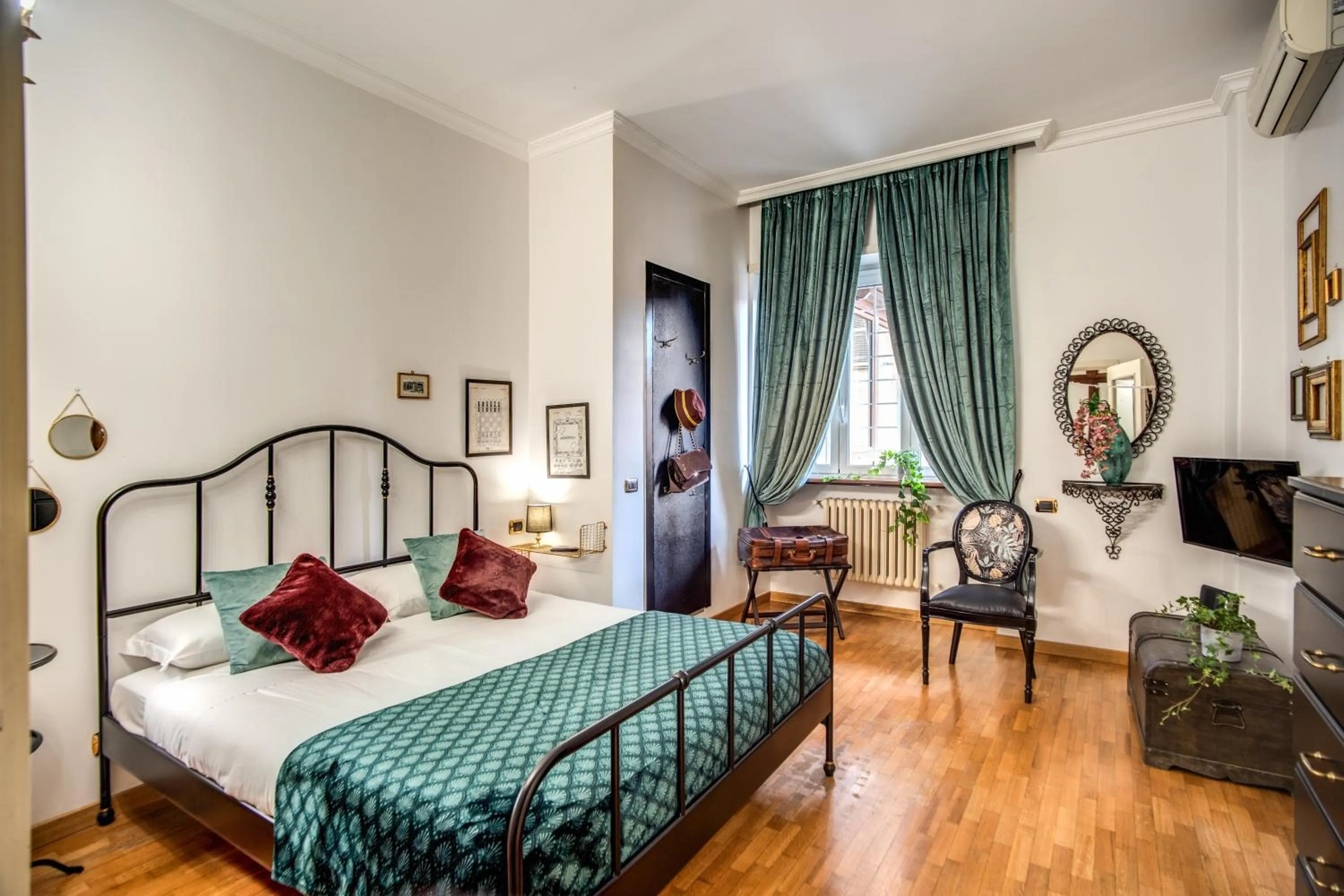 Photo of the whole room, Bed in Gianicolo Miracle Suite