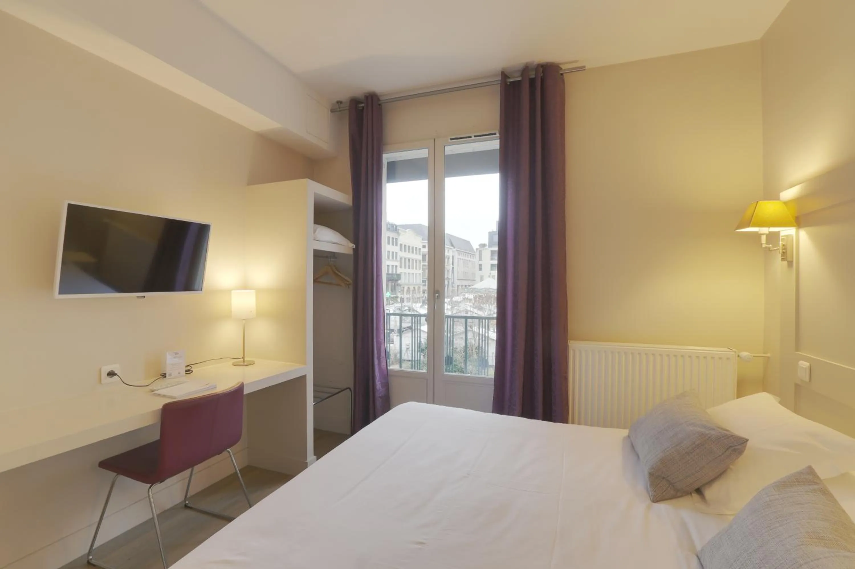 Bed in Hôtel Cardinal