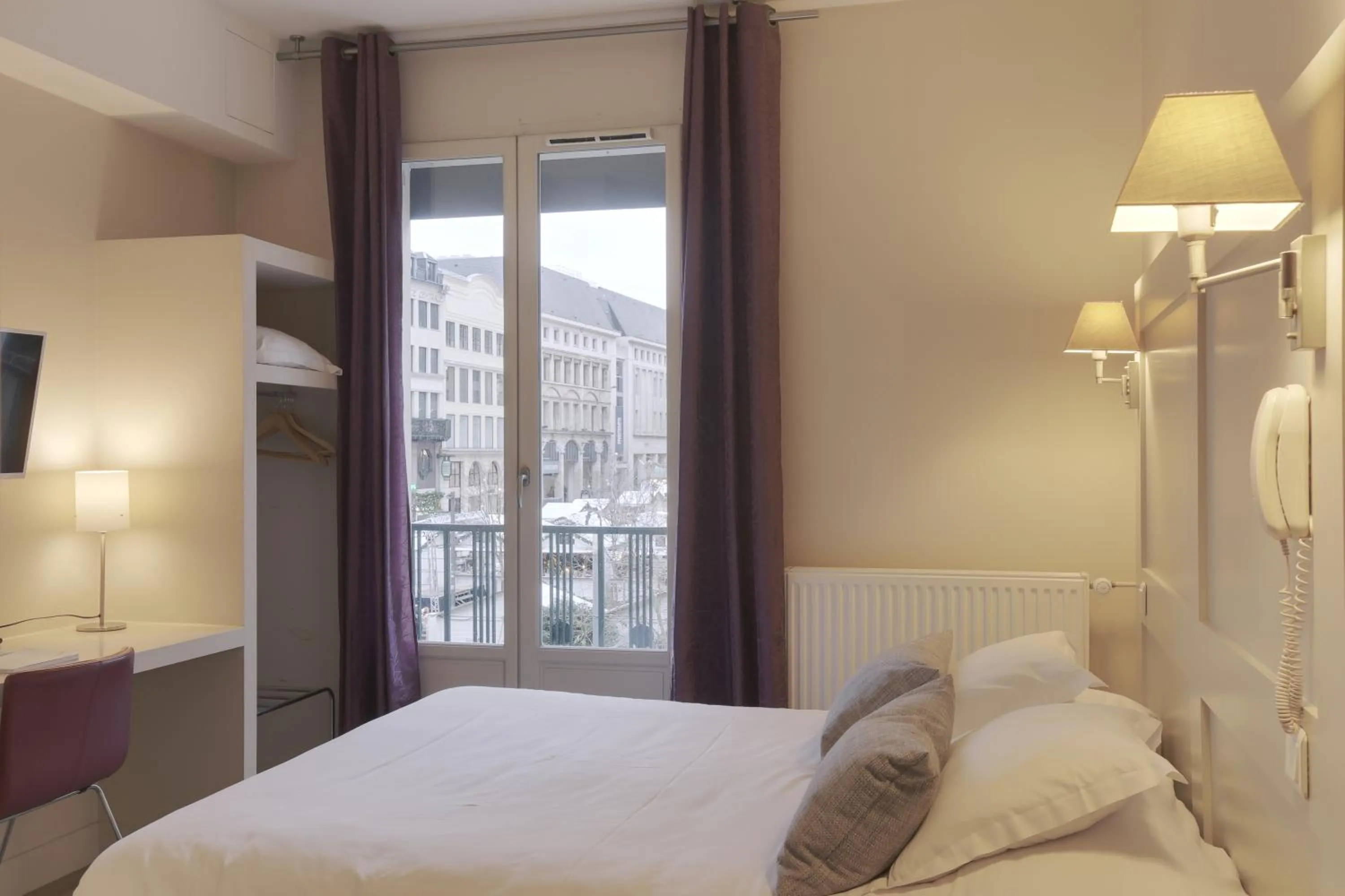 Bed in Hôtel Cardinal