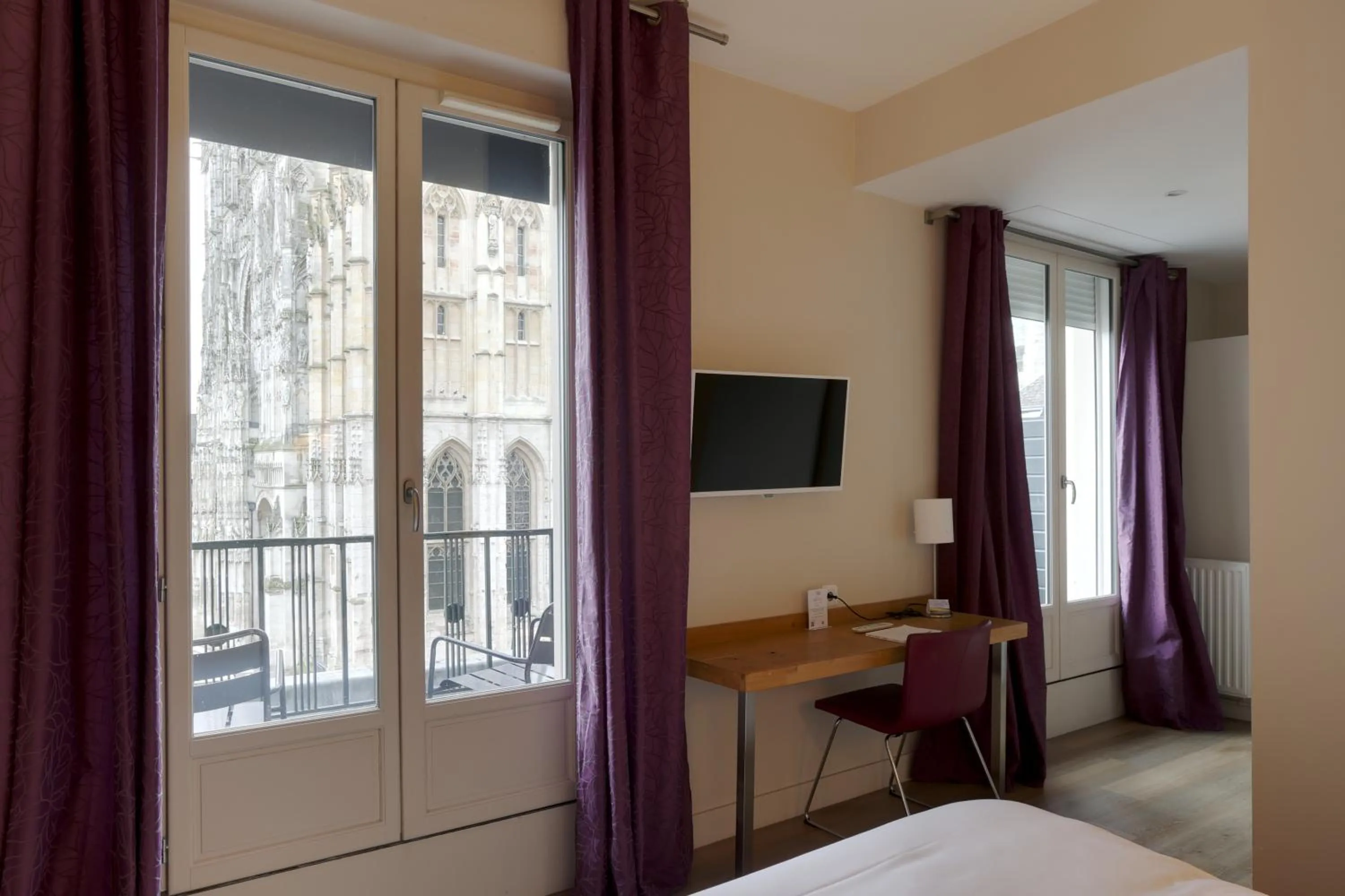 Bed in Hôtel Cardinal