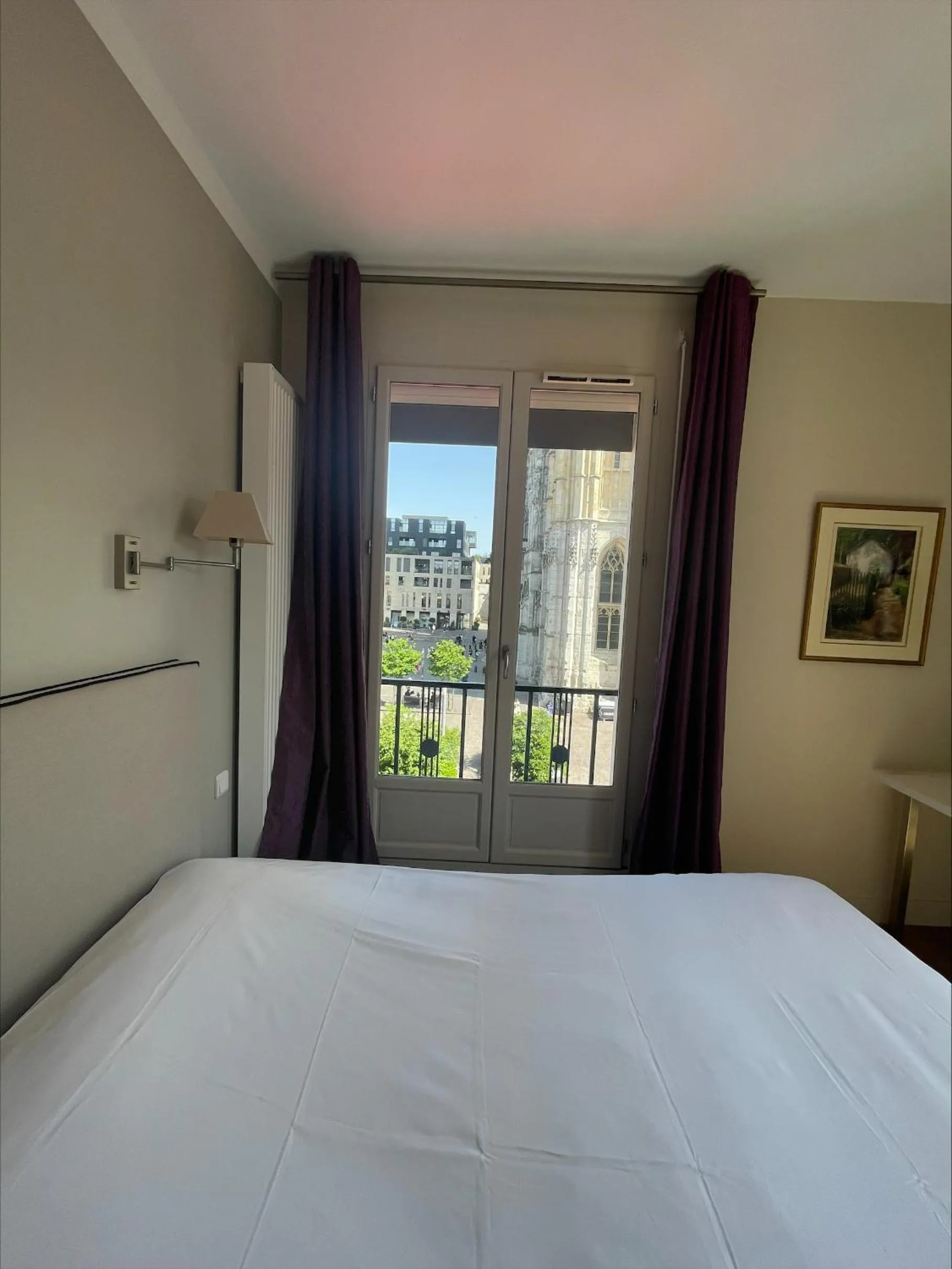 Bedroom, Bed in Hôtel Cardinal