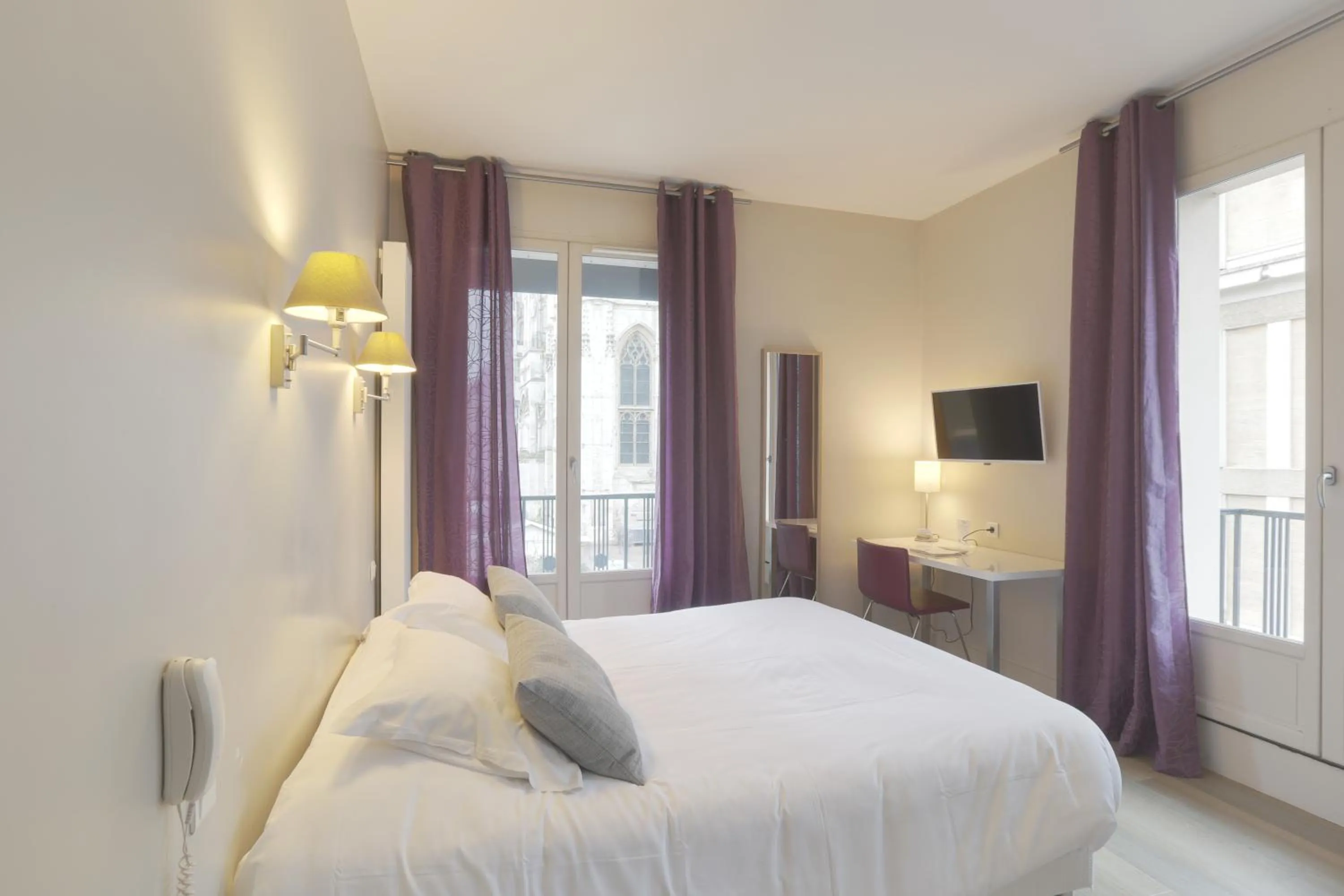 Bed in Hôtel Cardinal