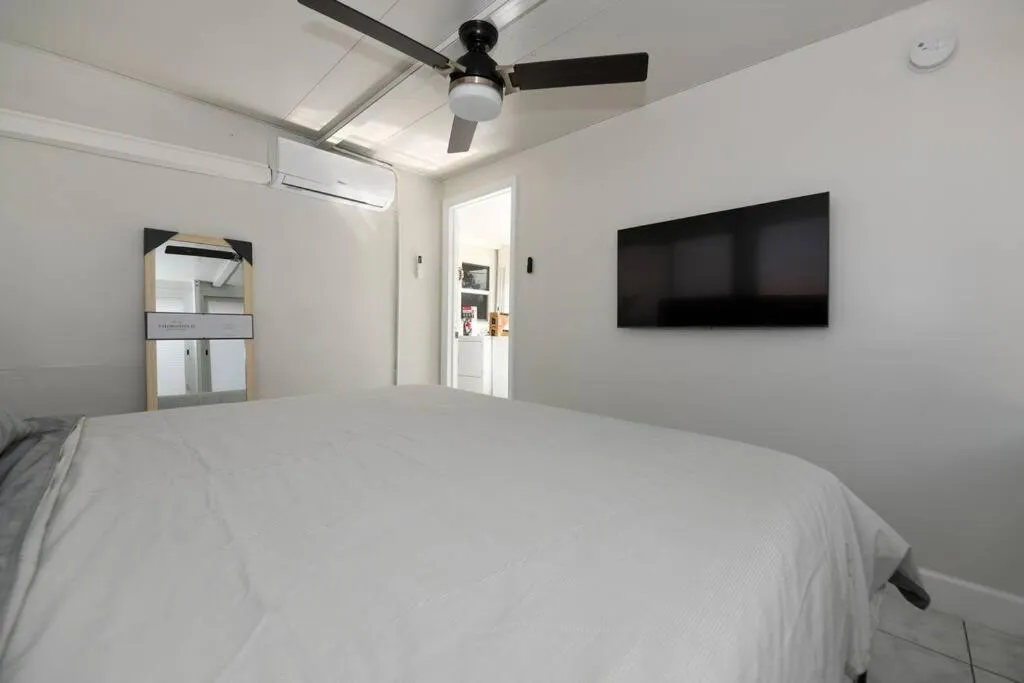 Bed in 4BR Home, Hot Tub, Near Beach & Wilton Manors