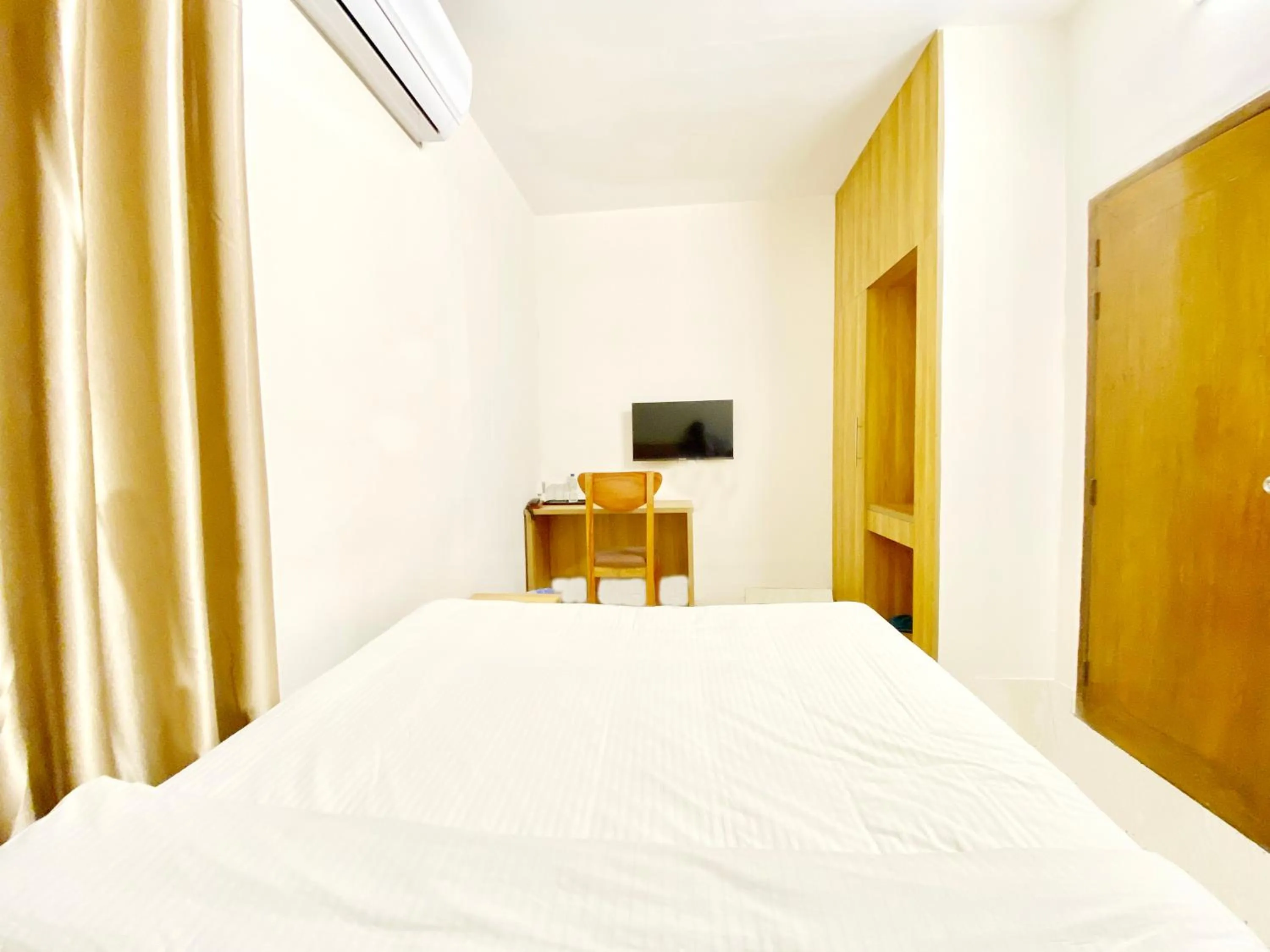 Bed in Crown Palace Residence