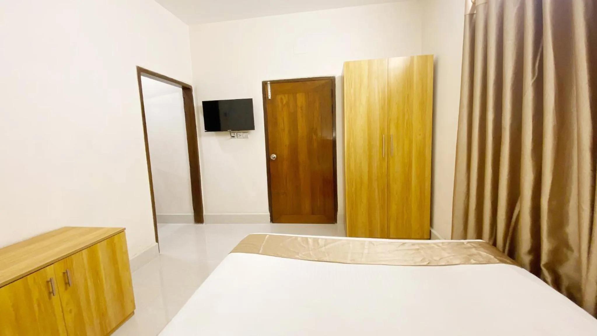 Bed in Crown Palace Residence