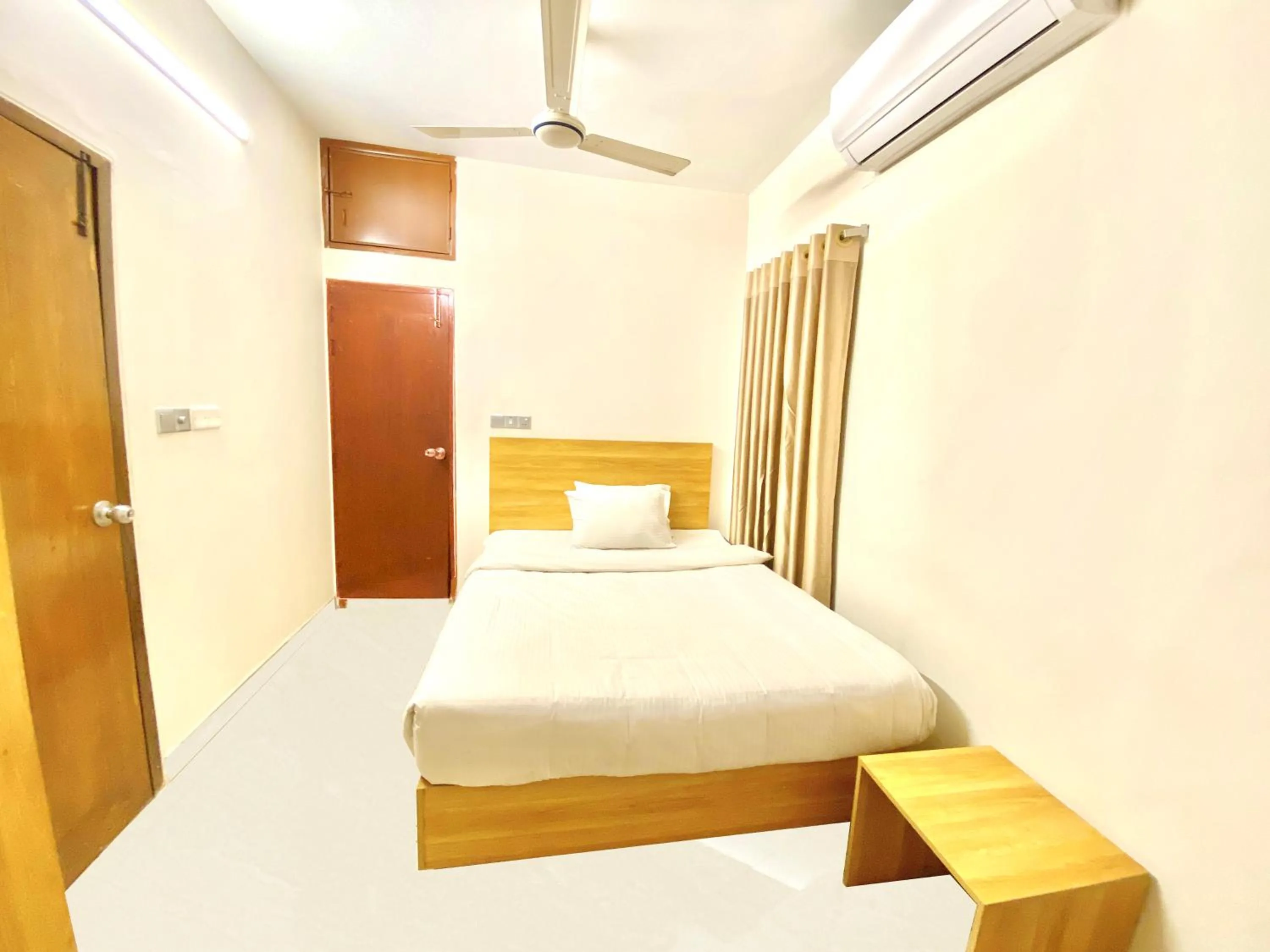 Bed in Crown Palace Residence