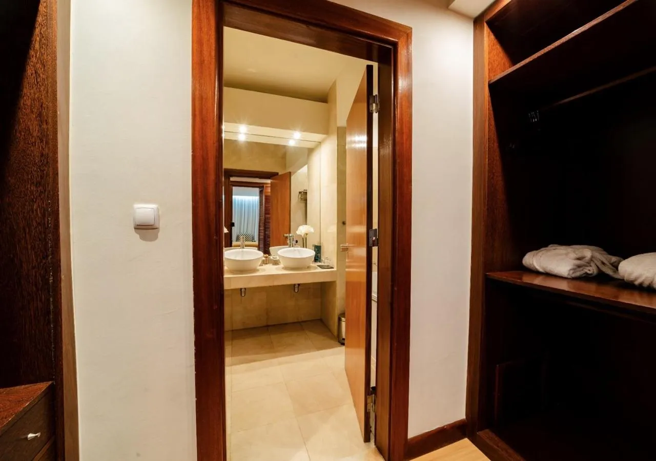 Bathroom, Bed in Oasis Praiamar