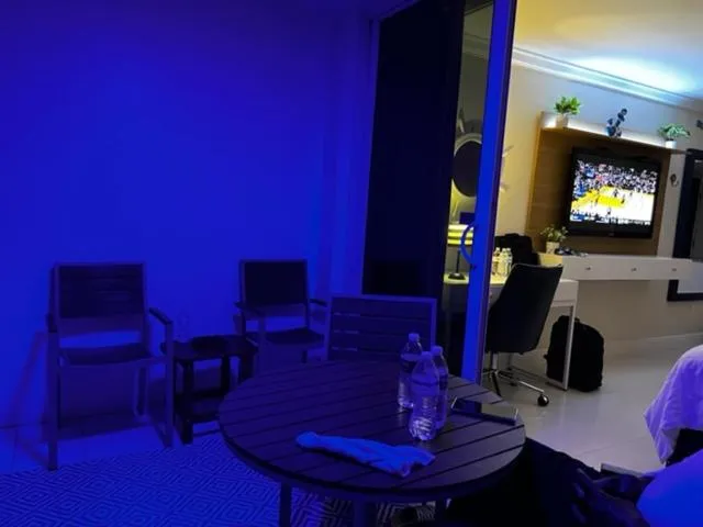 TV and multimedia in Ocean Manor Tiki Sunset Retreat