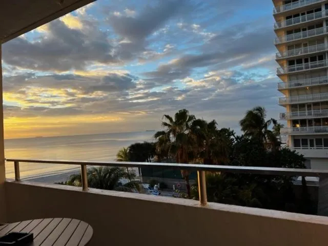 Day in Ocean Manor Tiki Sunset Retreat