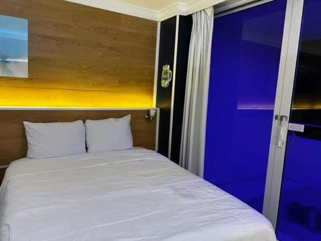 Bed in Ocean Manor Tiki Sunset Retreat