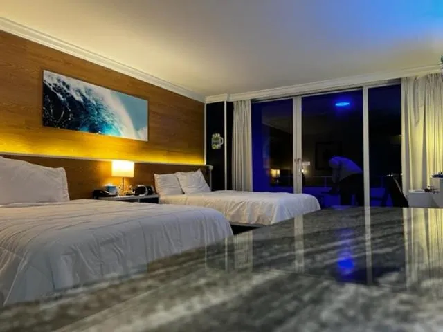 Bed in Ocean Manor Tiki Sunset Retreat