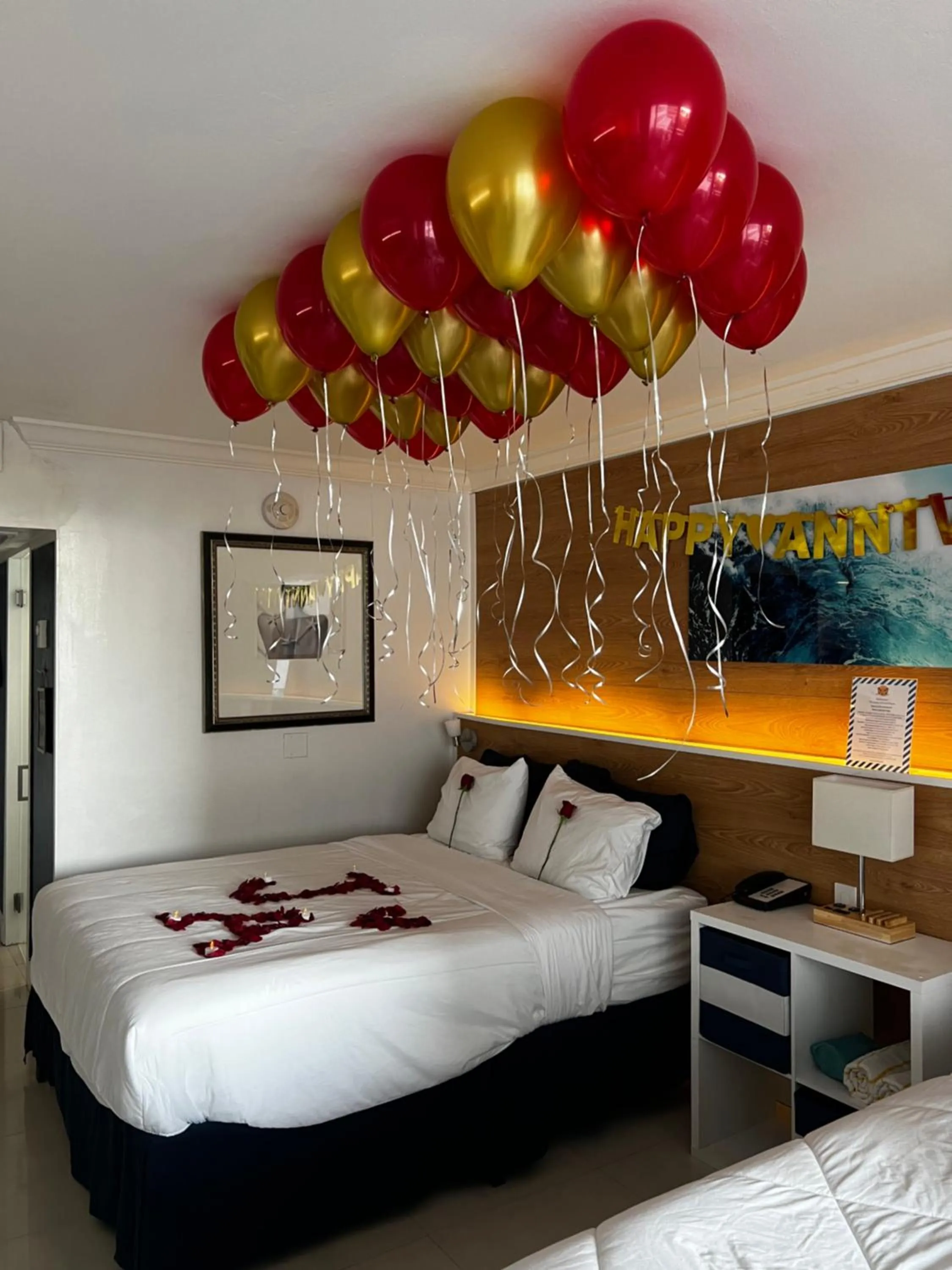 Property building, Bed in Ocean Manor Tiki Sunset Retreat