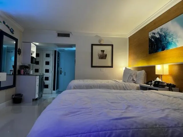 Bed in Ocean Manor Tiki Sunset Retreat