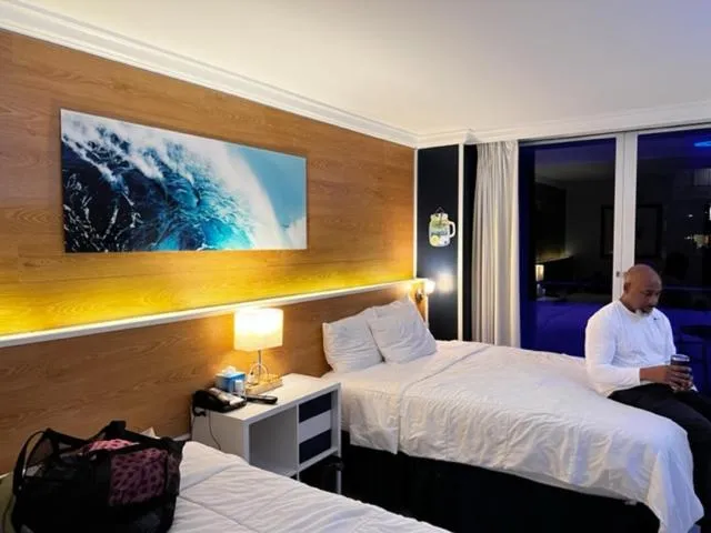 Bed in Ocean Manor Tiki Sunset Retreat