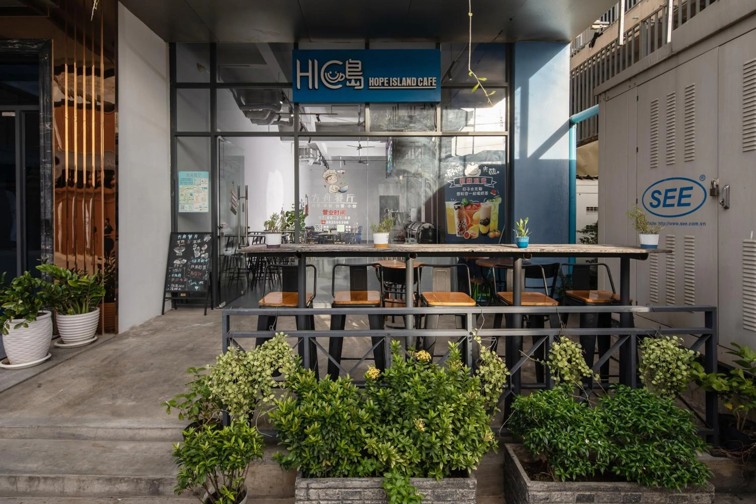 Restaurant/places to eat in ARK HOTEL