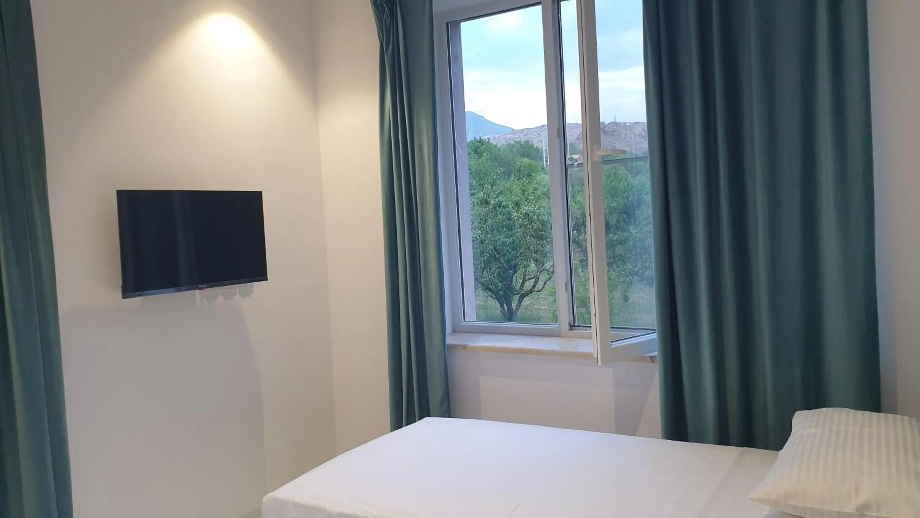 Garden view in Areni Lodge