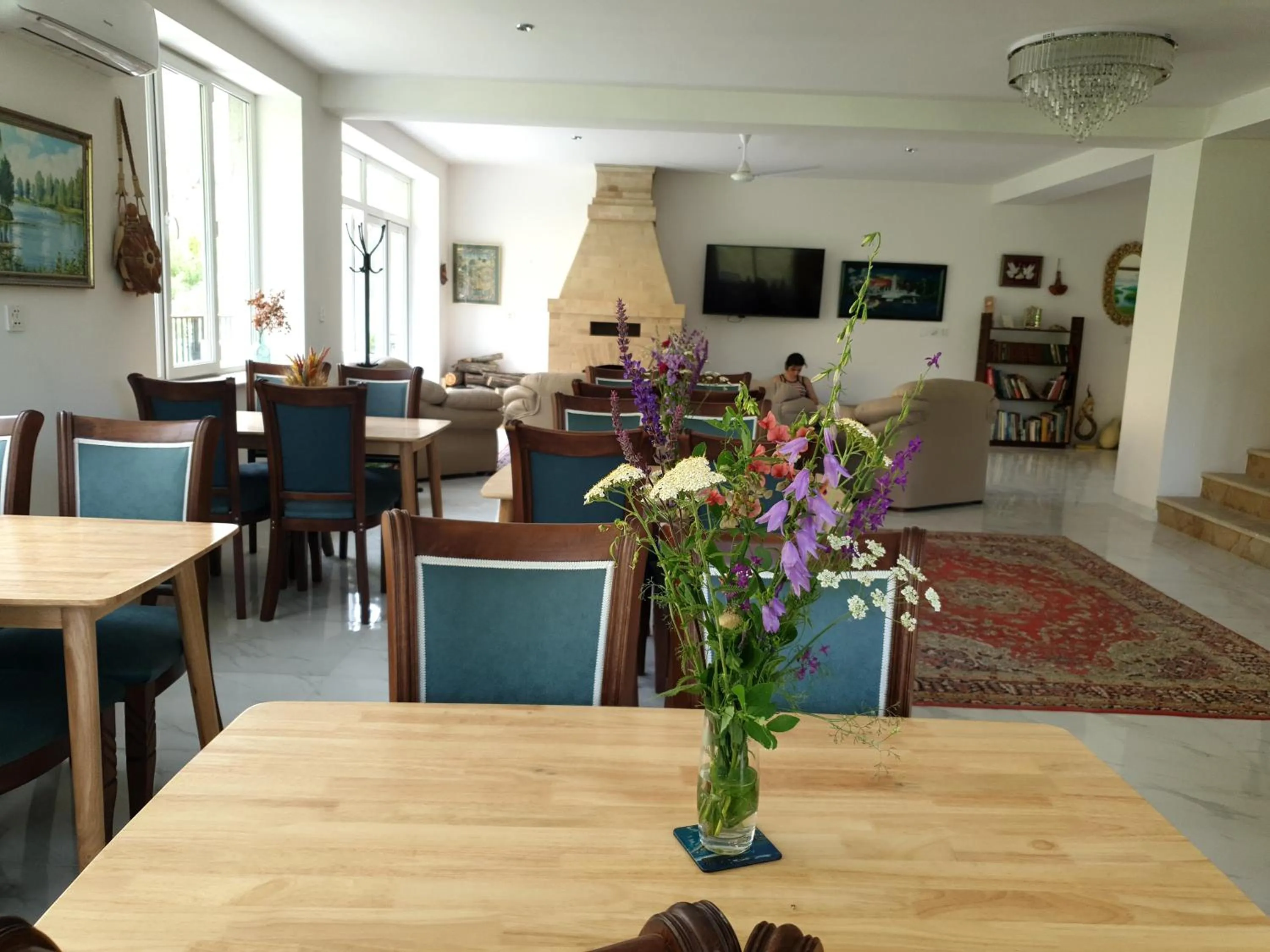 Restaurant/places to eat in Areni Lodge