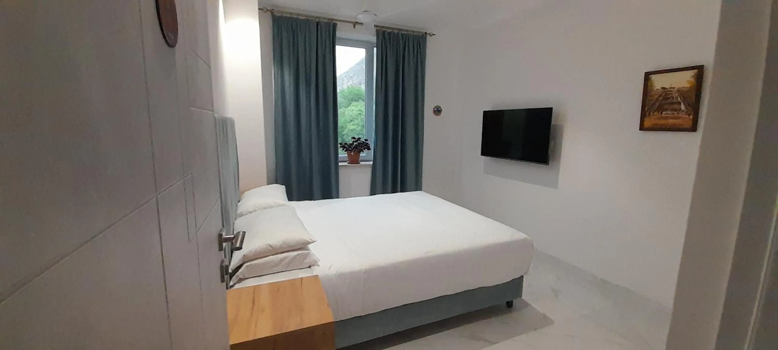 Photo of the whole room in Areni Lodge