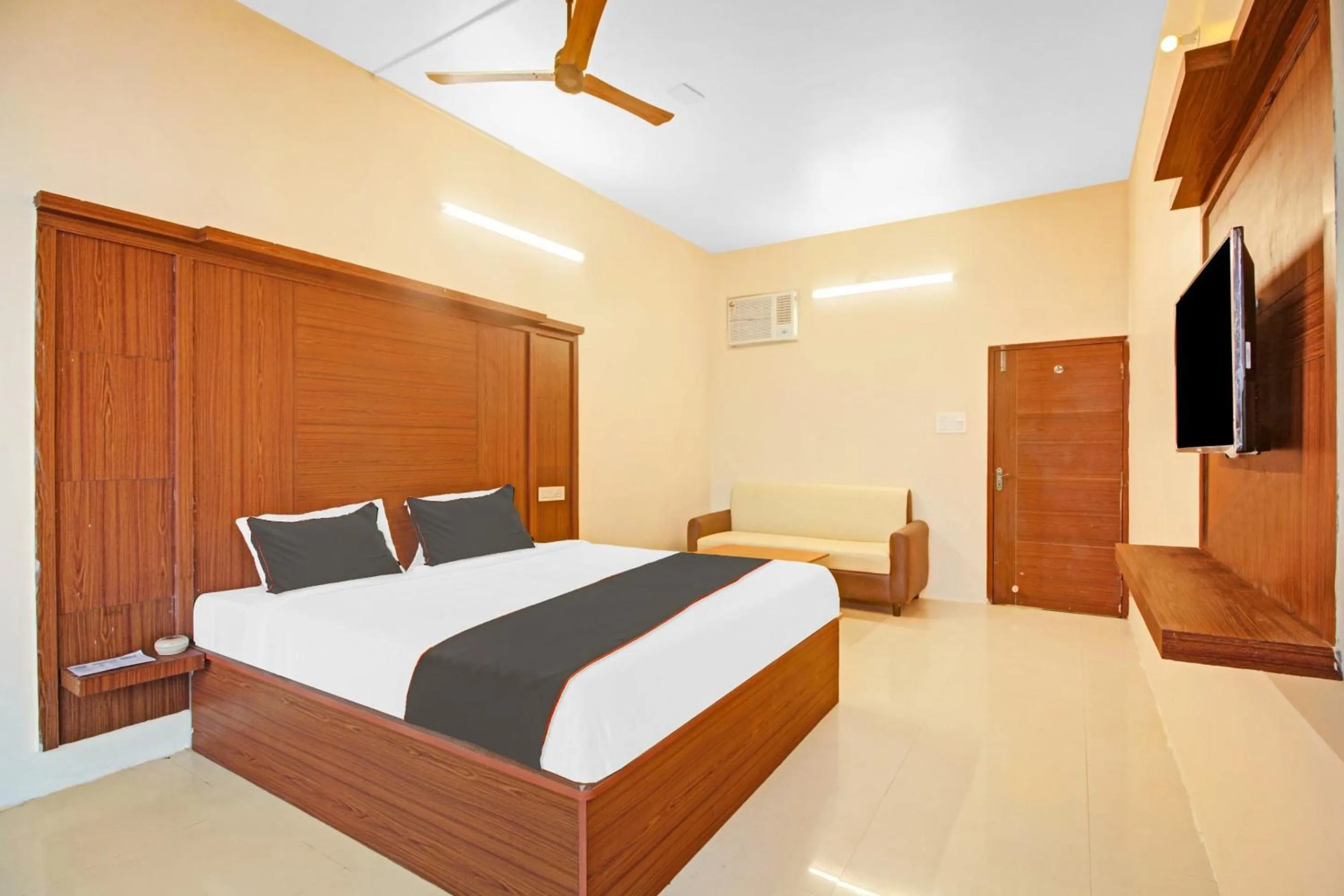 Bedroom, Bed in Super Collection O Hotel Aqua Villa Near Netaji Subhash Chandra Bose International Airport