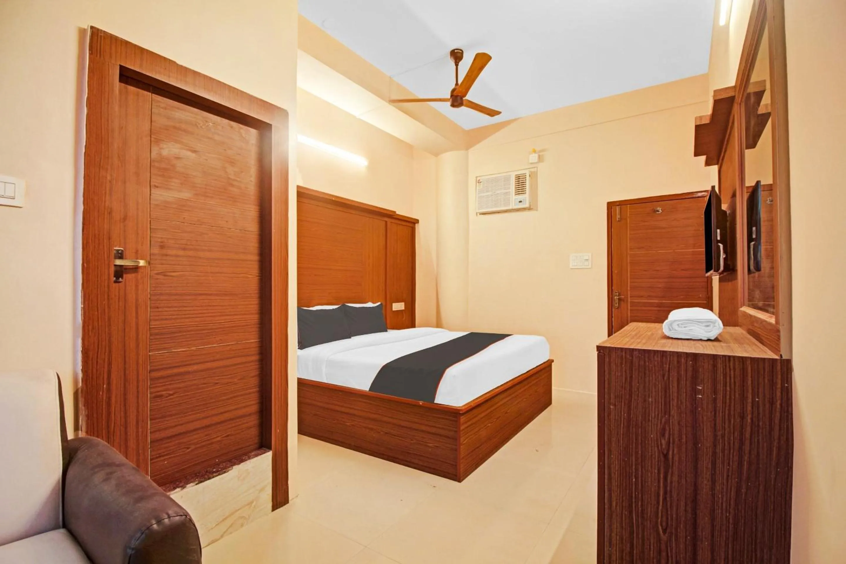 Bedroom, Bed in Super Collection O Hotel Aqua Villa Near Netaji Subhash Chandra Bose International Airport