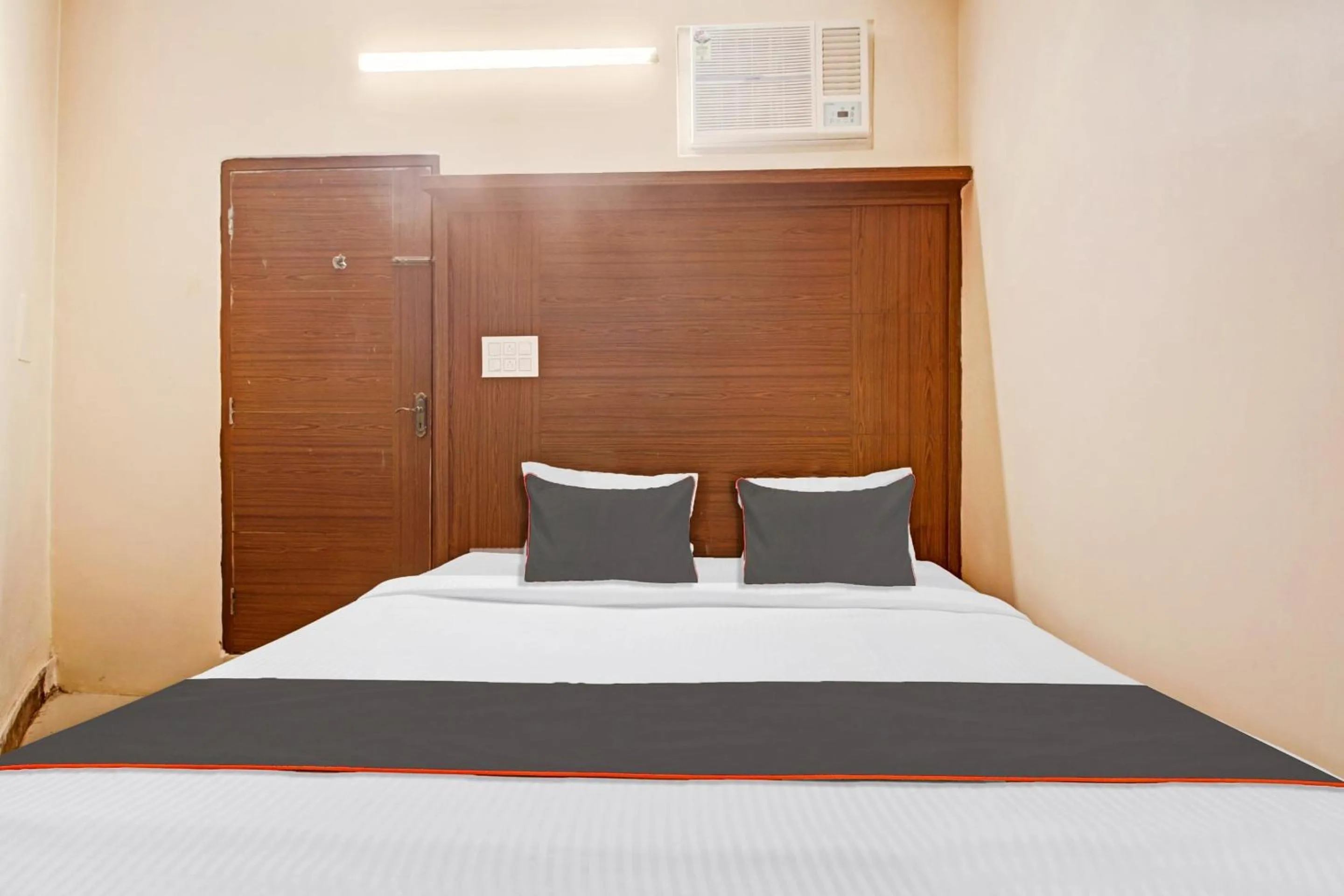 Bedroom, Bed in Super Collection O Hotel Aqua Villa Near Netaji Subhash Chandra Bose International Airport