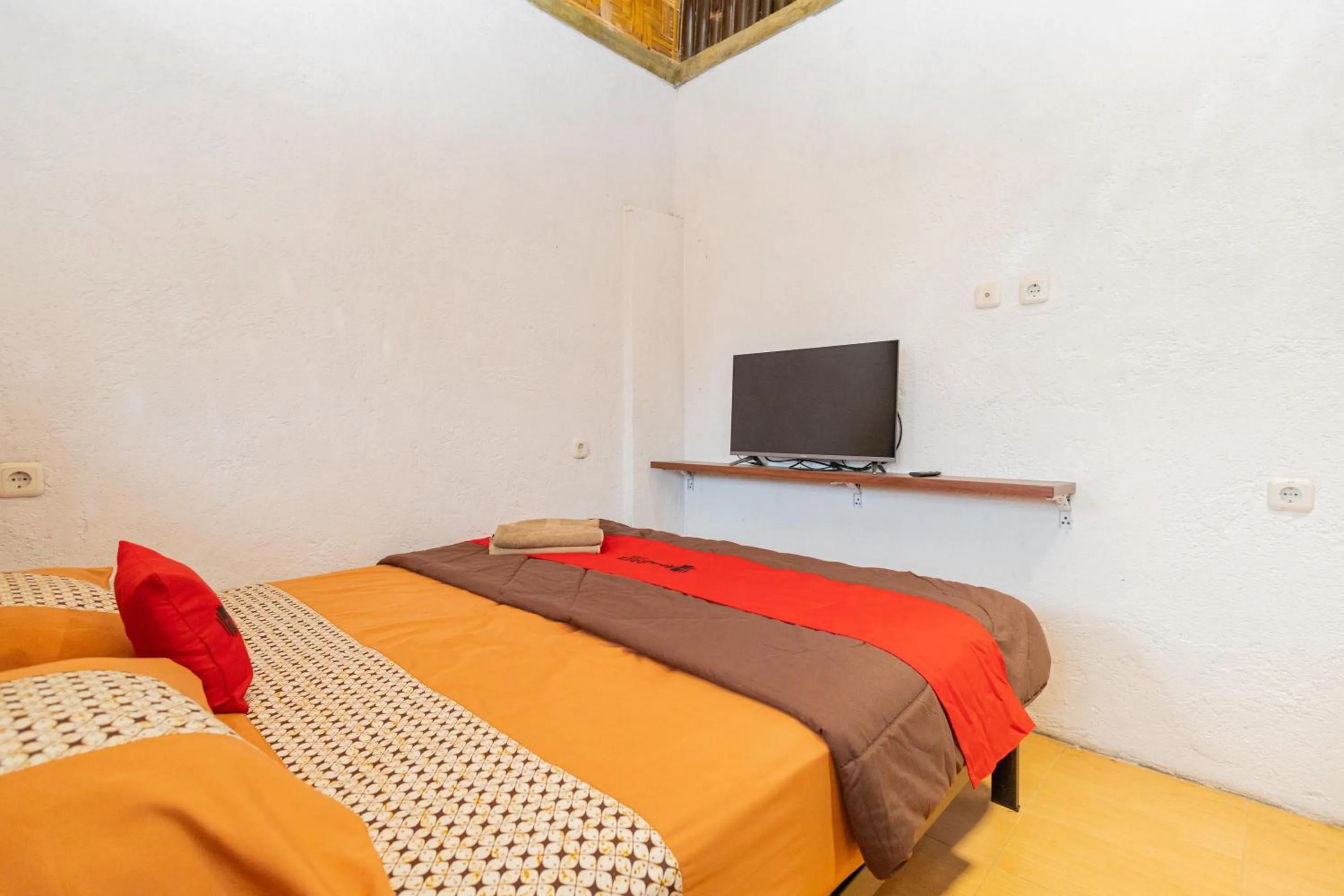 Bed in RedDoorz Syariah At Wisma Djokorio Poncokusumo