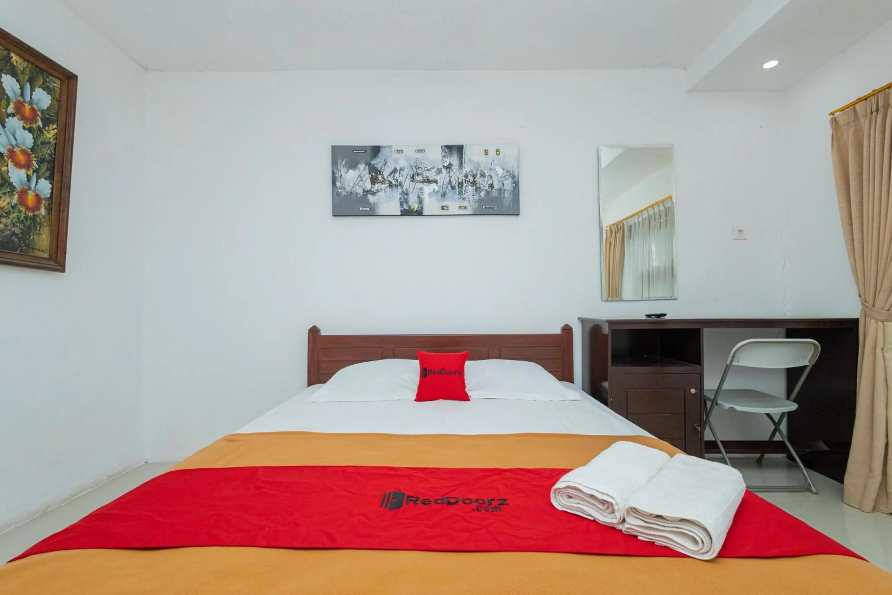 Bed in RedDoorz Syariah At Wisma Djokorio Poncokusumo