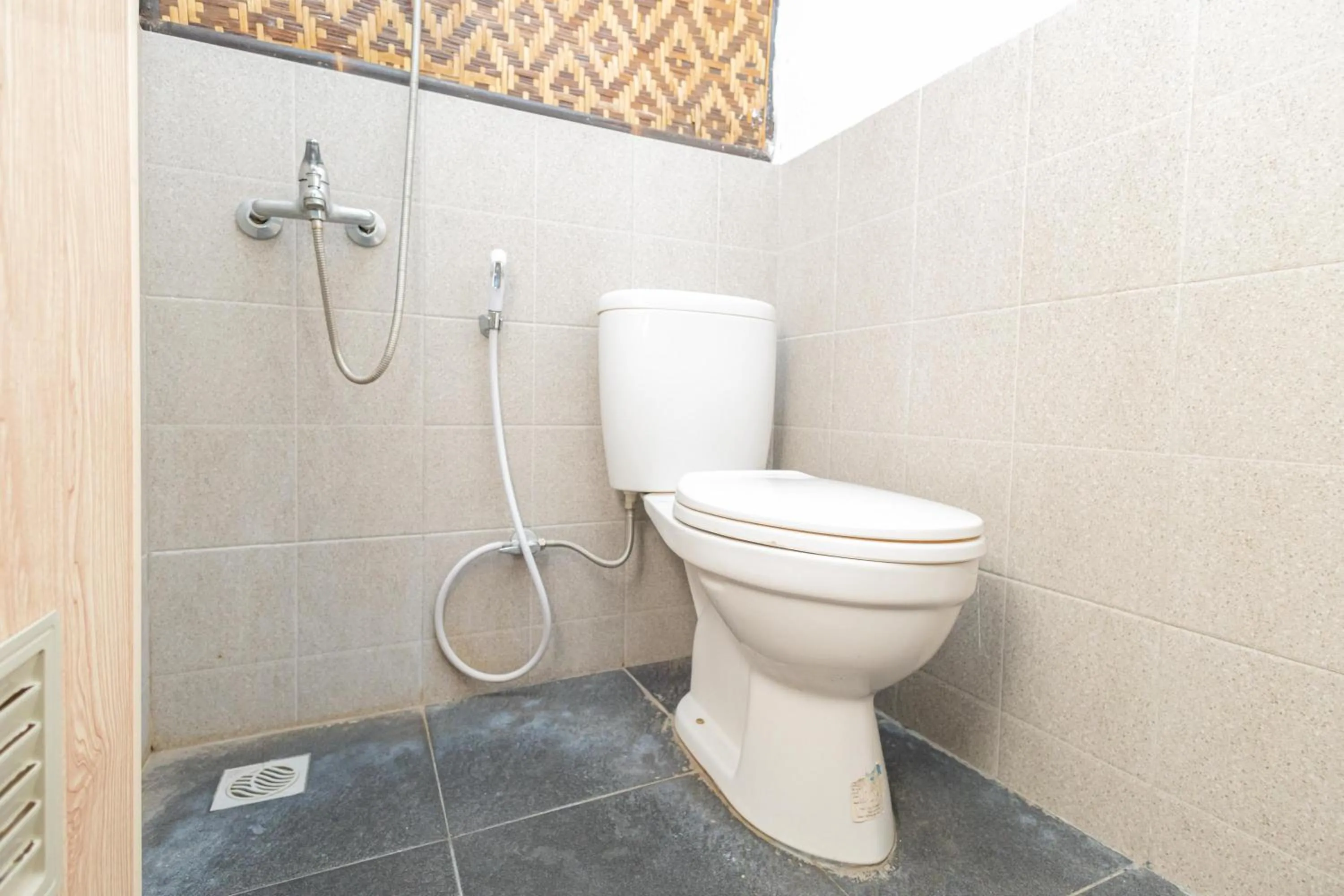 Shower in RedDoorz Syariah At Wisma Djokorio Poncokusumo