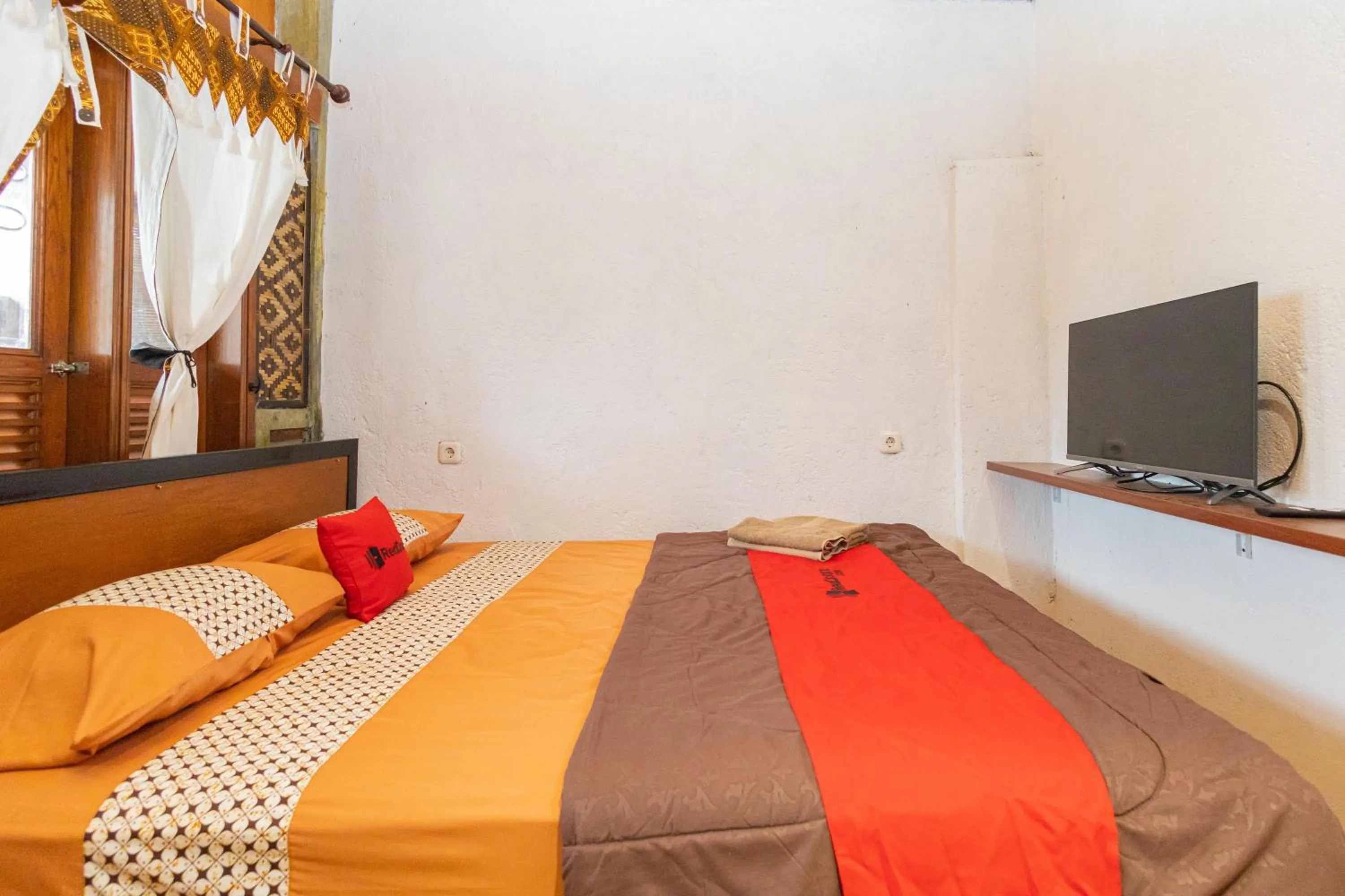 Bed in RedDoorz Syariah At Wisma Djokorio Poncokusumo