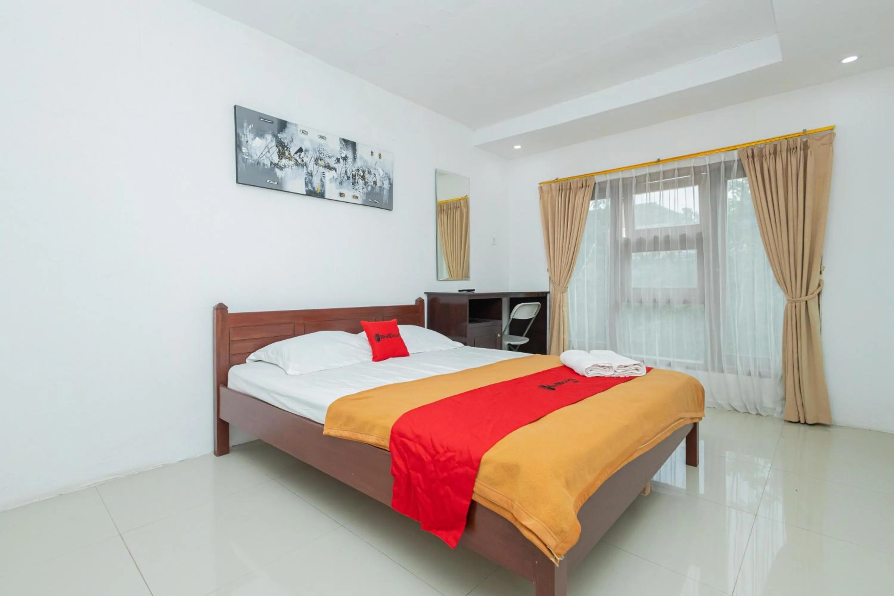 Bed in RedDoorz Syariah At Wisma Djokorio Poncokusumo