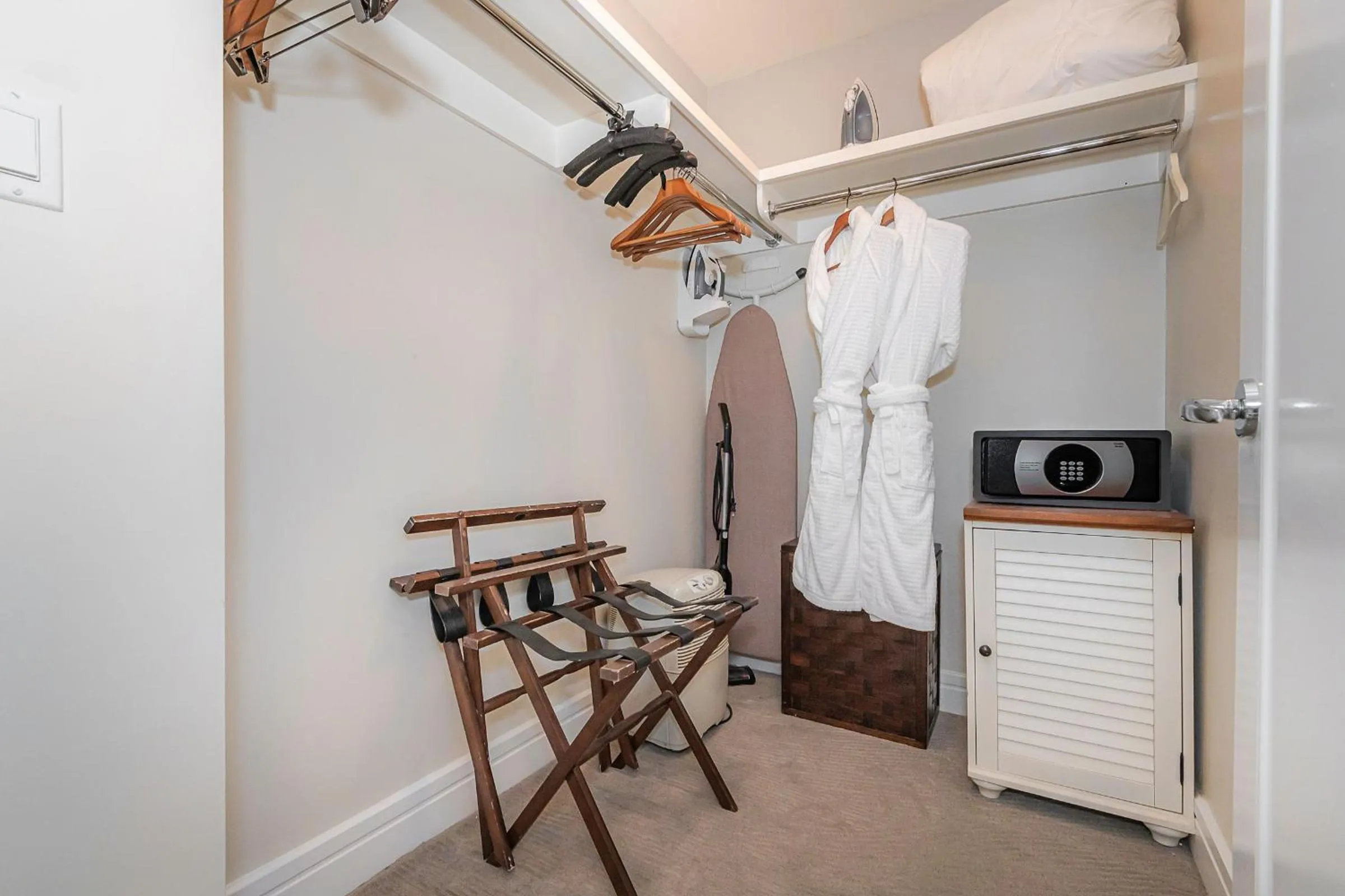 Pets in 2 Bedroom OR King Studio Suites Four Seasons Hotel Miami Free Wi-Fi & Free Parking