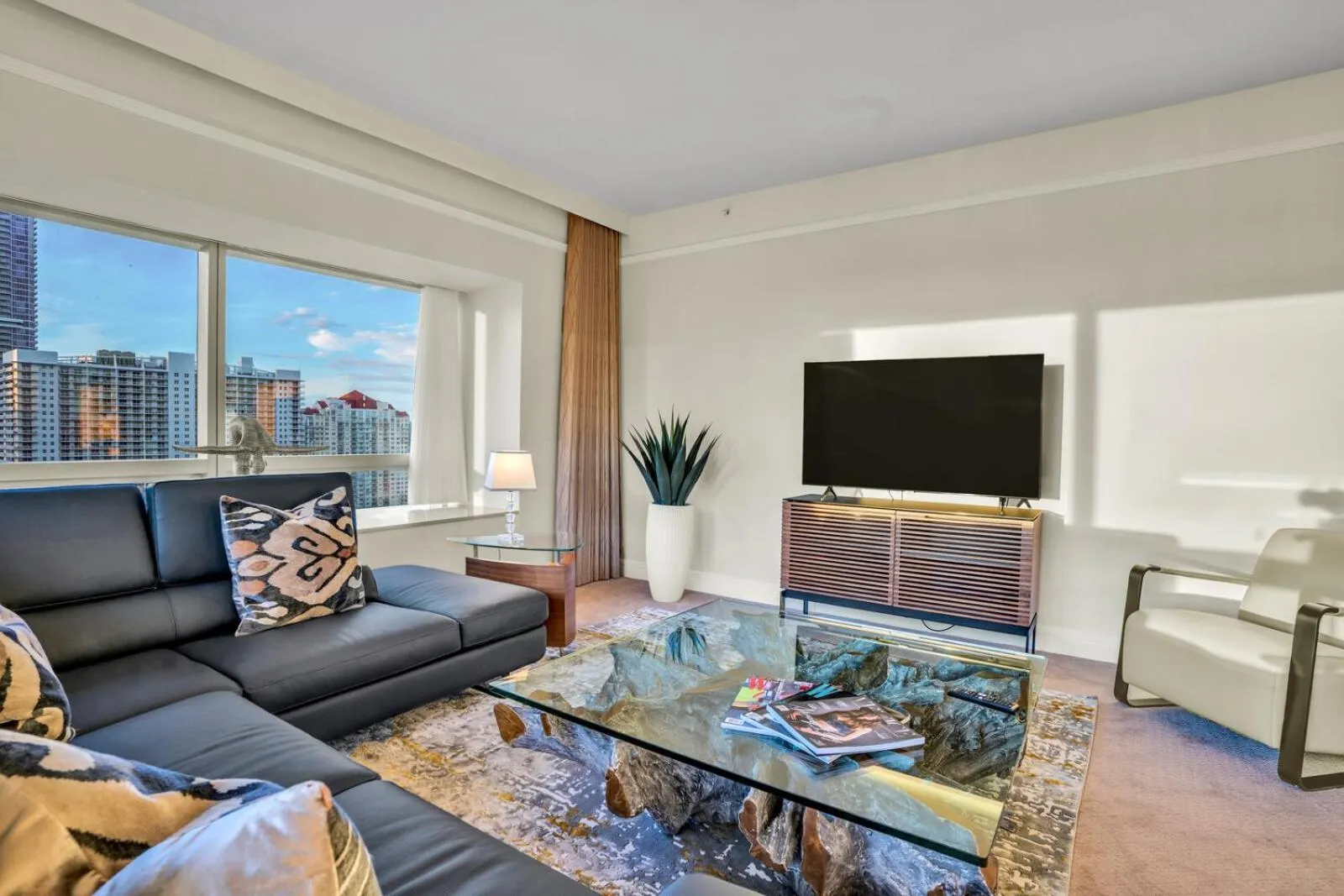 City view in 2 Bedroom OR King Studio Suites Four Seasons Hotel Miami Free Wi-Fi & Free Parking