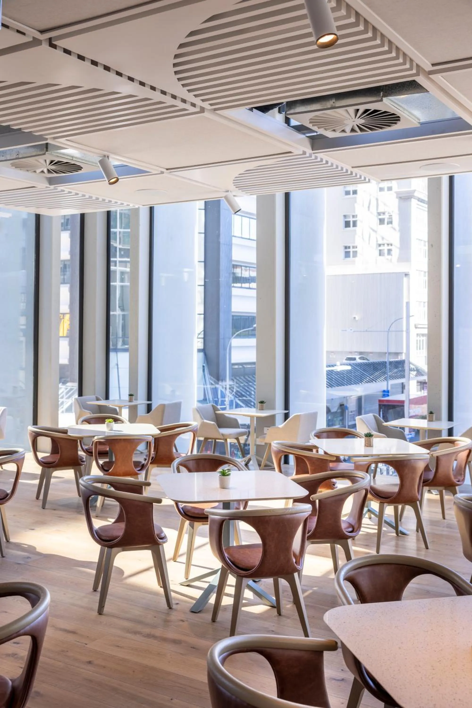 Restaurant/places to eat in Holiday Inn Express Auckland City Centre by IHG