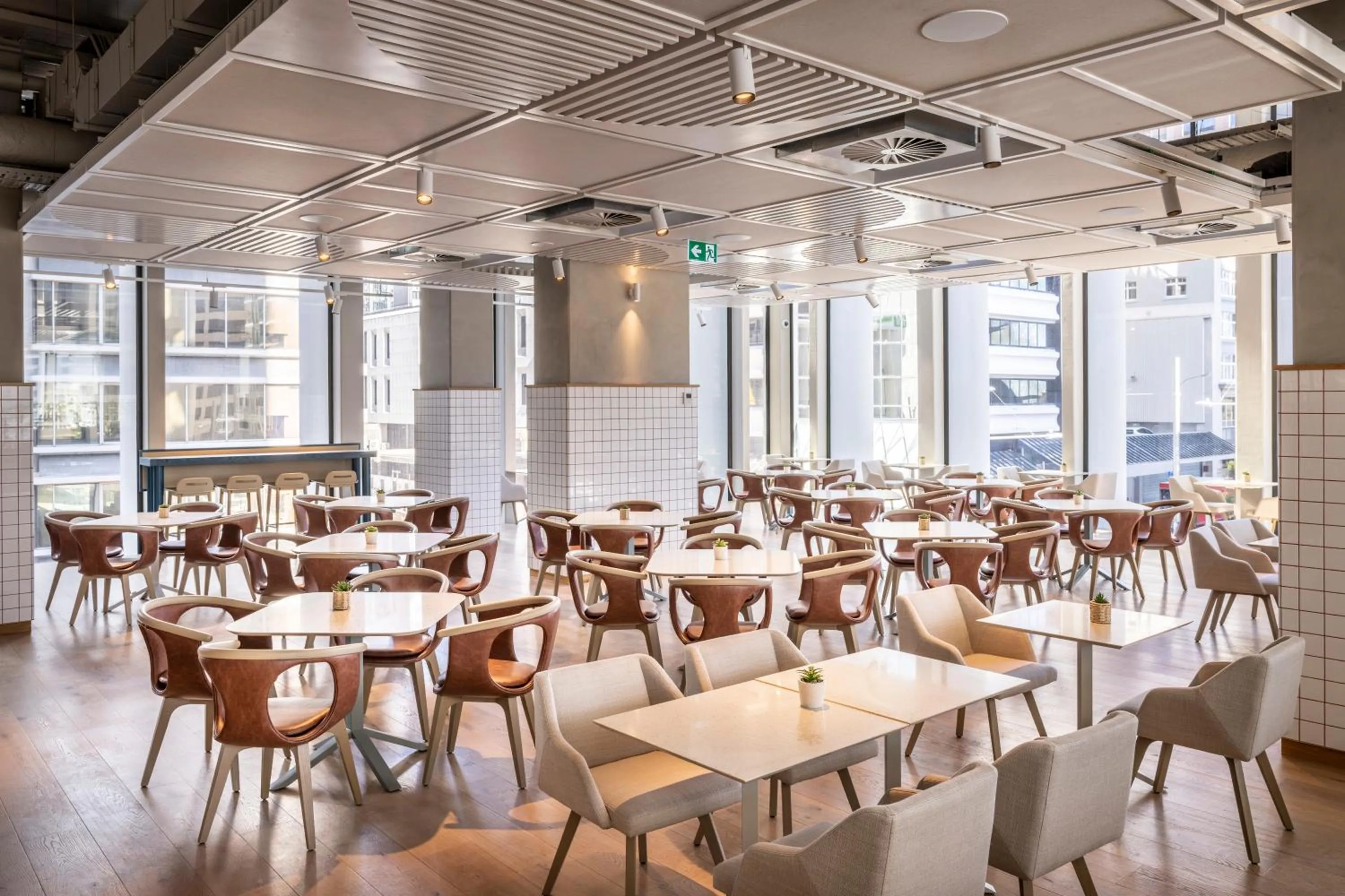 Restaurant/places to eat in Holiday Inn Express Auckland City Centre by IHG