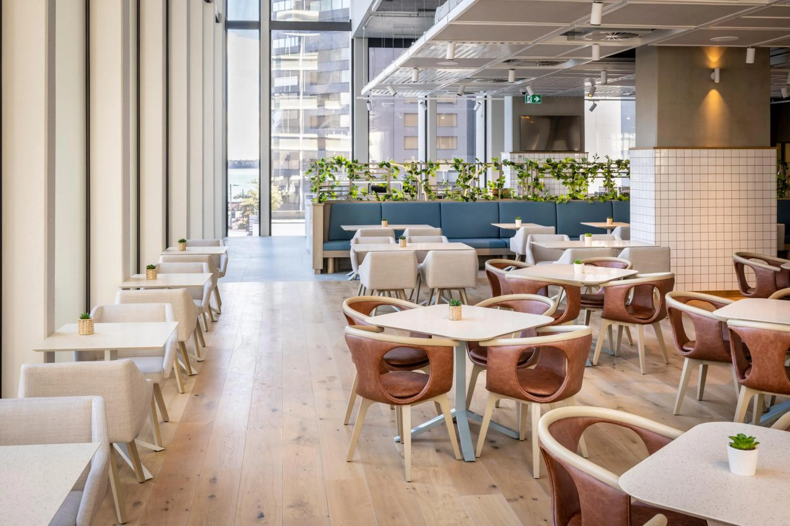 Restaurant/places to eat in Holiday Inn Express Auckland City Centre by IHG