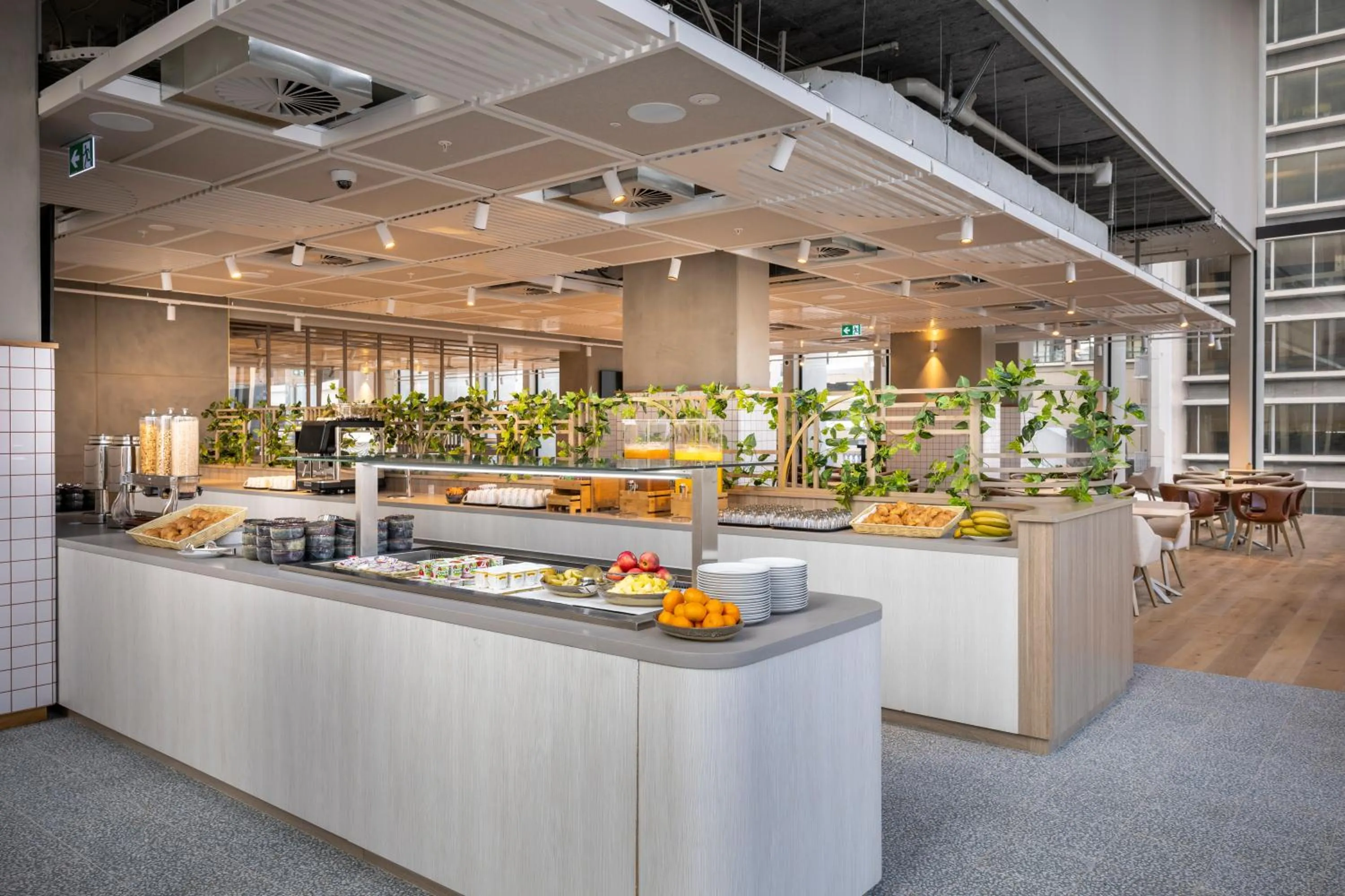 Restaurant/places to eat in Holiday Inn Express Auckland City Centre by IHG