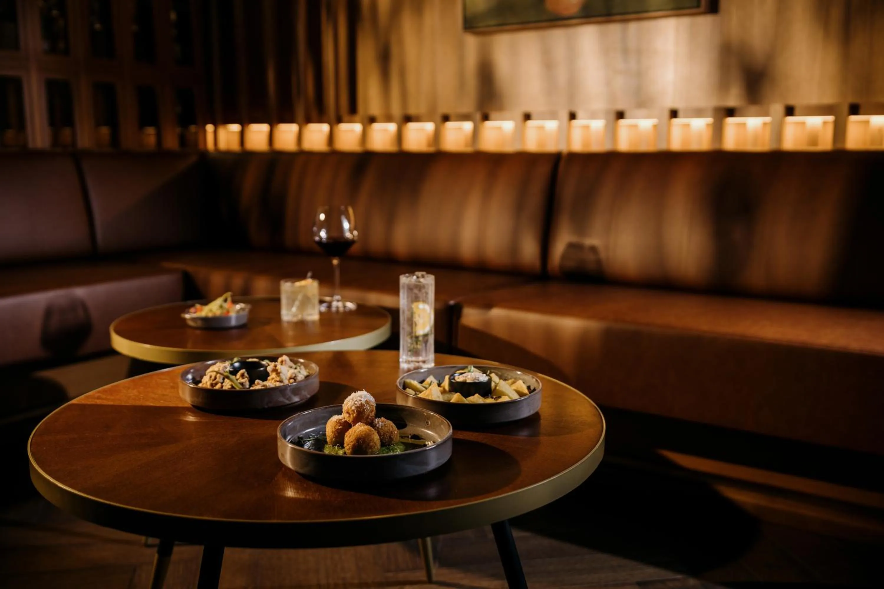 Lounge or bar in voco Auckland City Centre by IHG