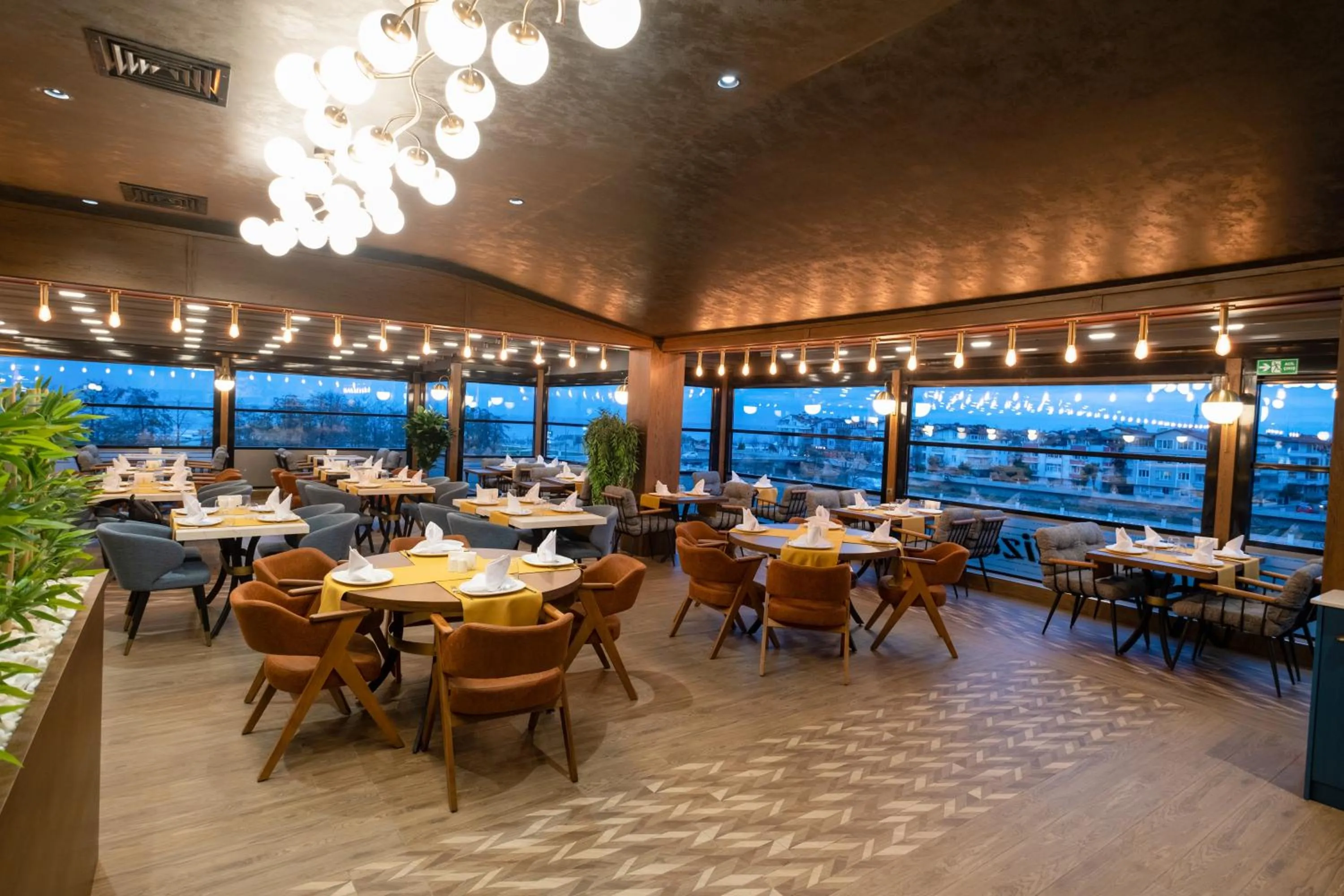 Restaurant/places to eat in REF İNN HOTEL