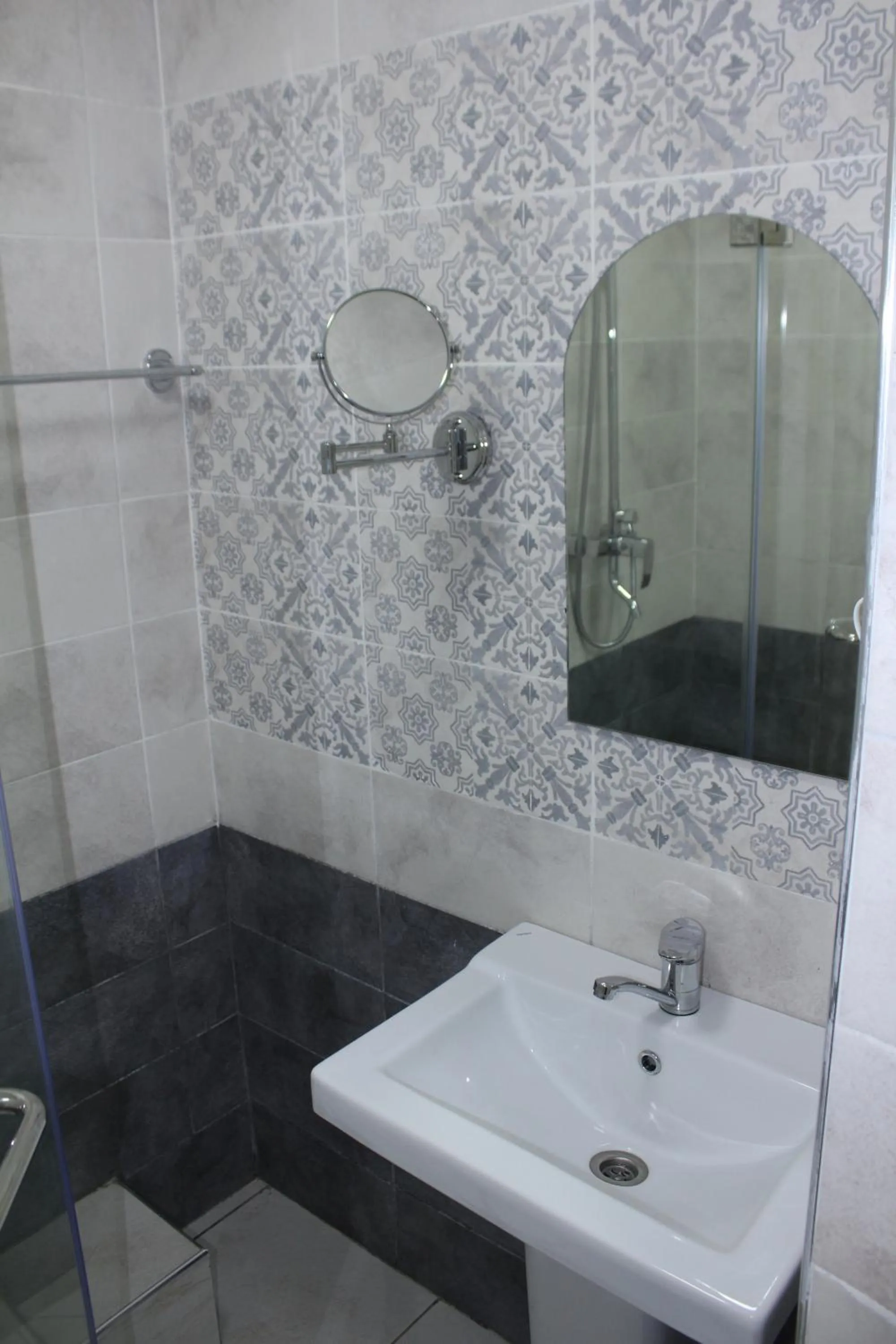 Shower in Viva Hotel