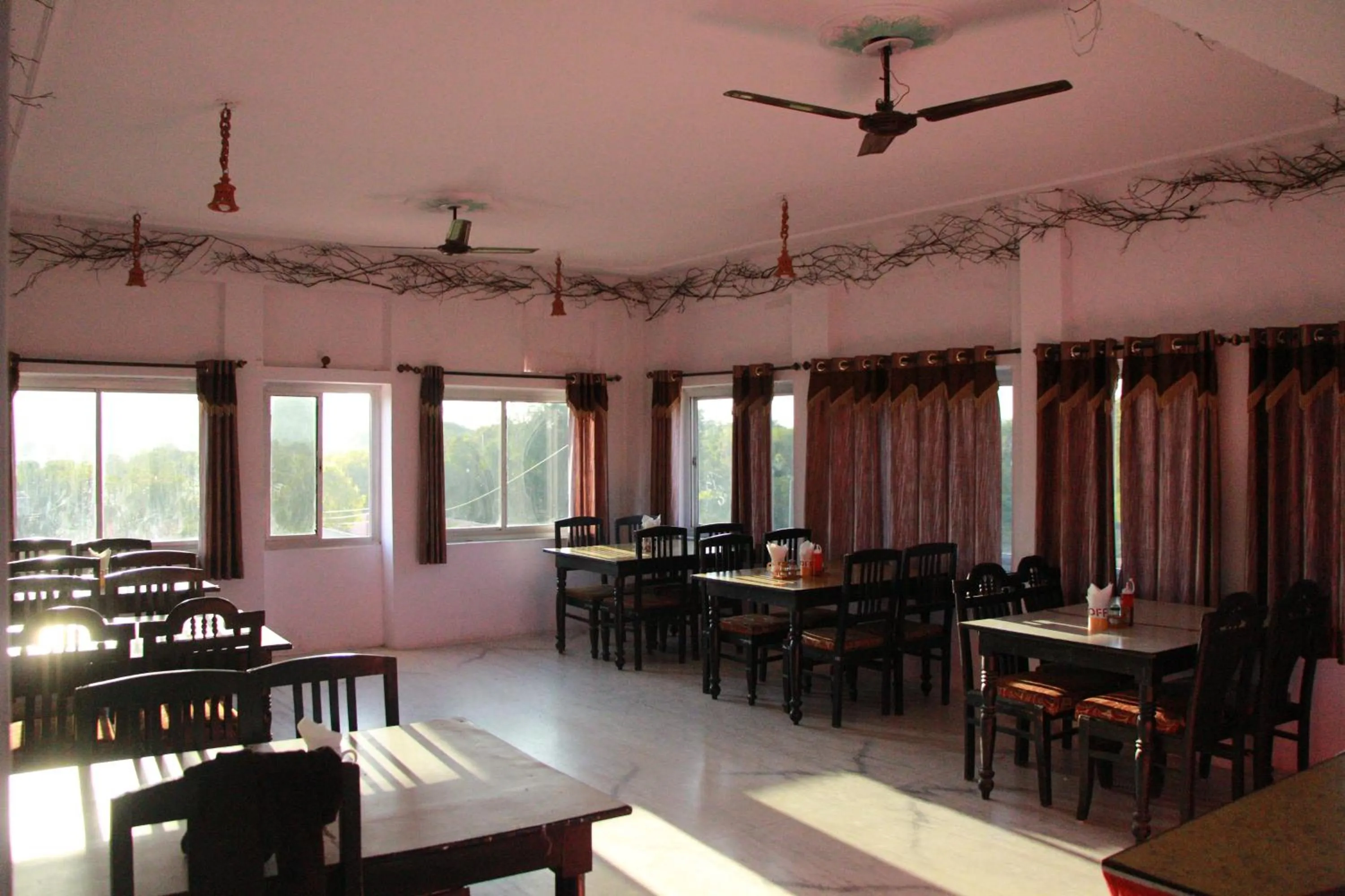 Restaurant/places to eat in Green Park Resort