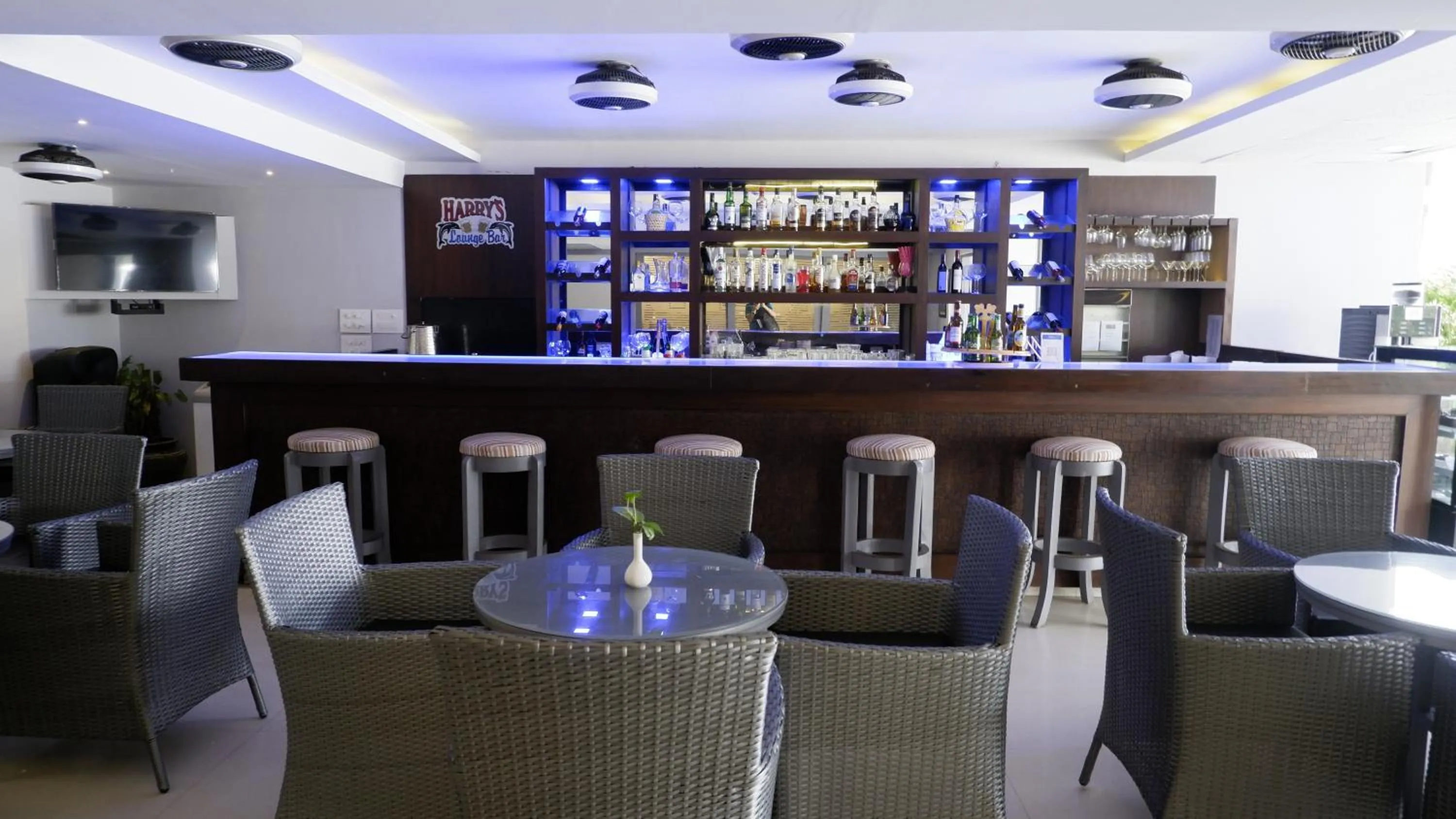Lounge or bar in Regenta Baywatch Resort, Goa