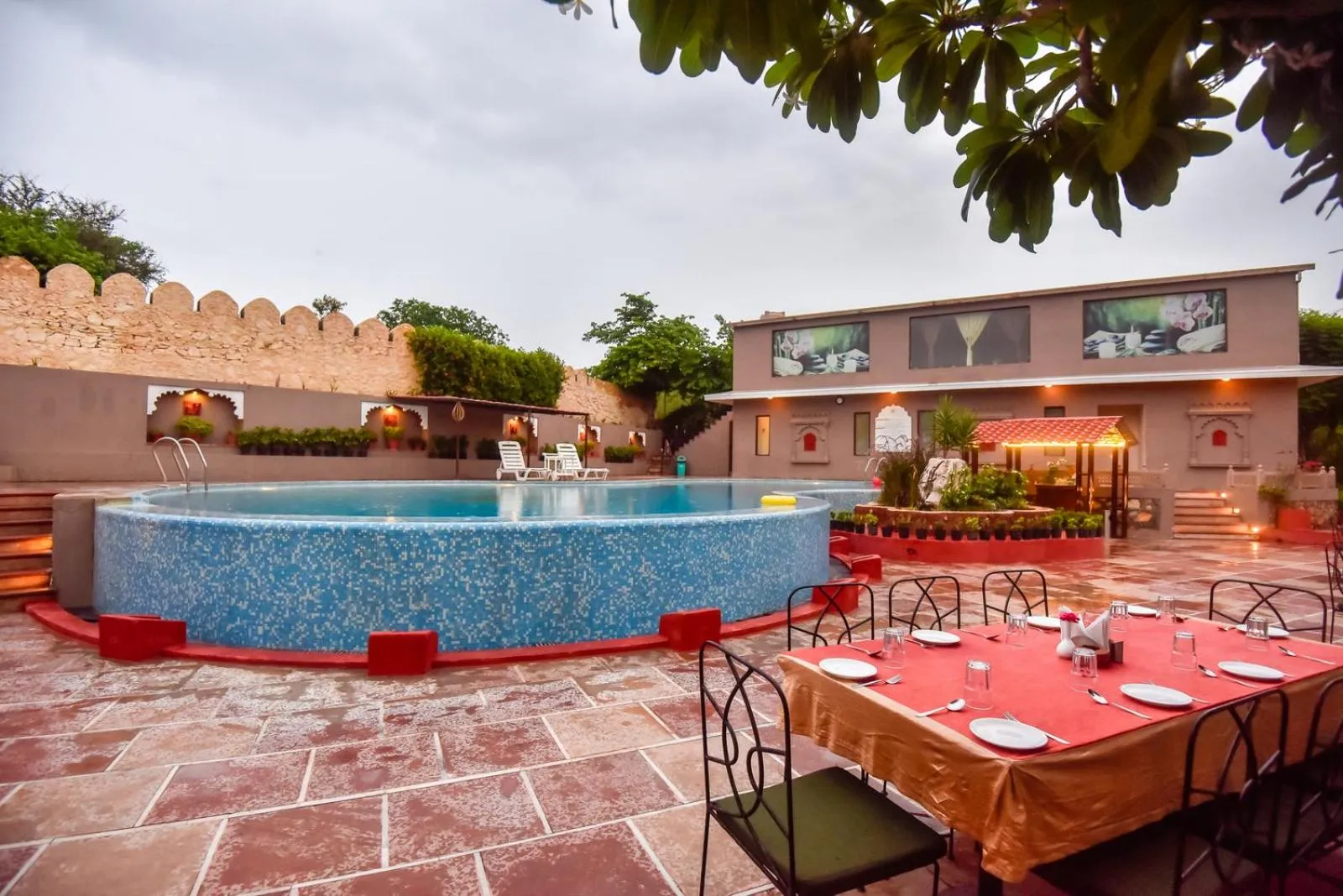 Swimming pool in Araliayas Resort & Spa