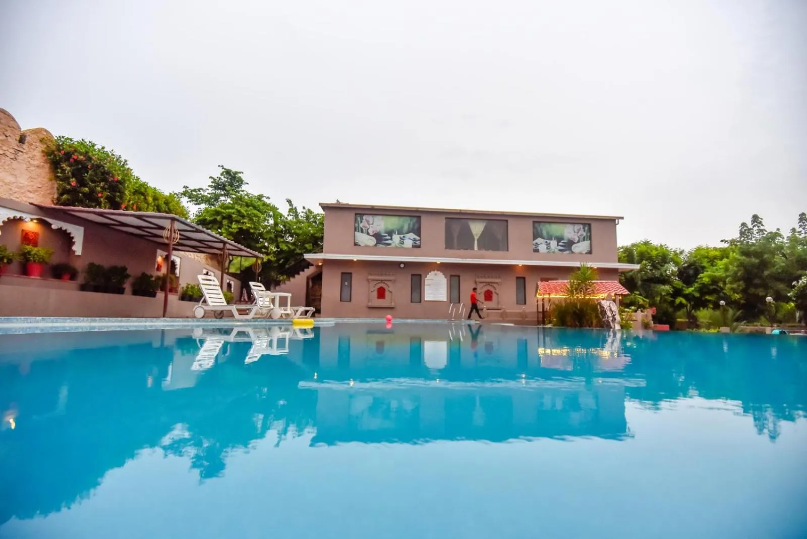 Swimming pool in Araliayas Resort & Spa