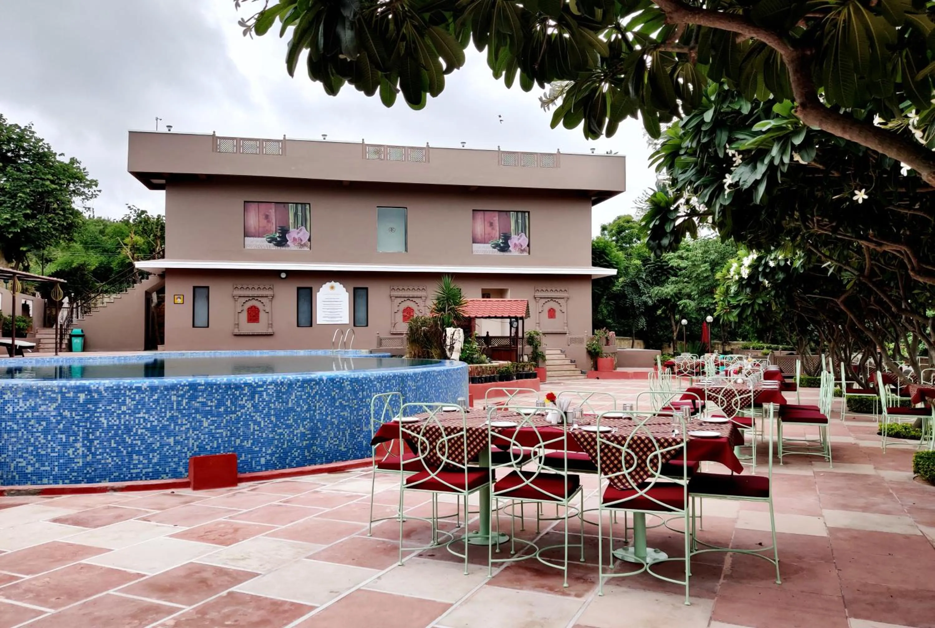 Swimming pool in Araliayas Resort & Spa