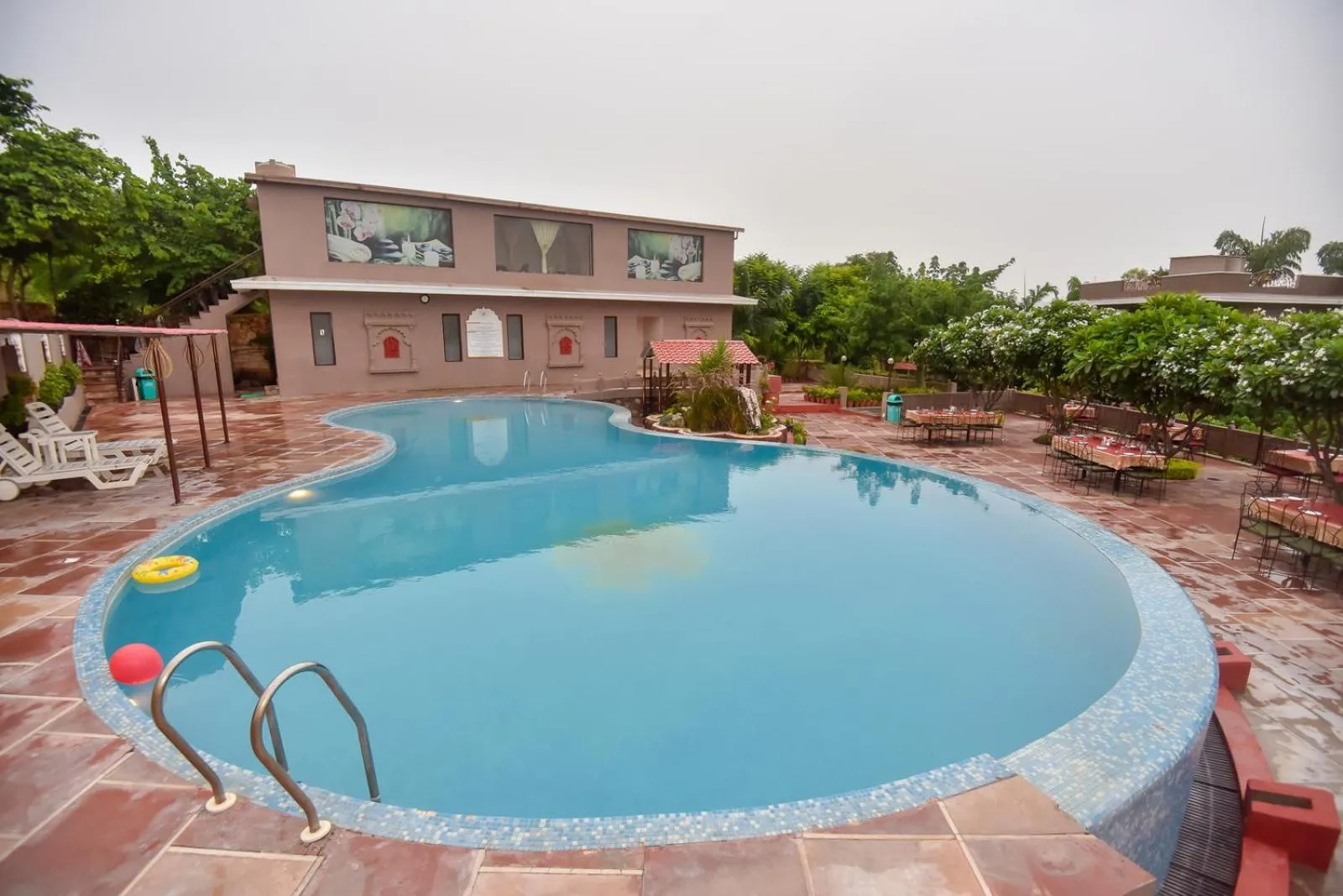 Swimming pool in Araliayas Resort & Spa