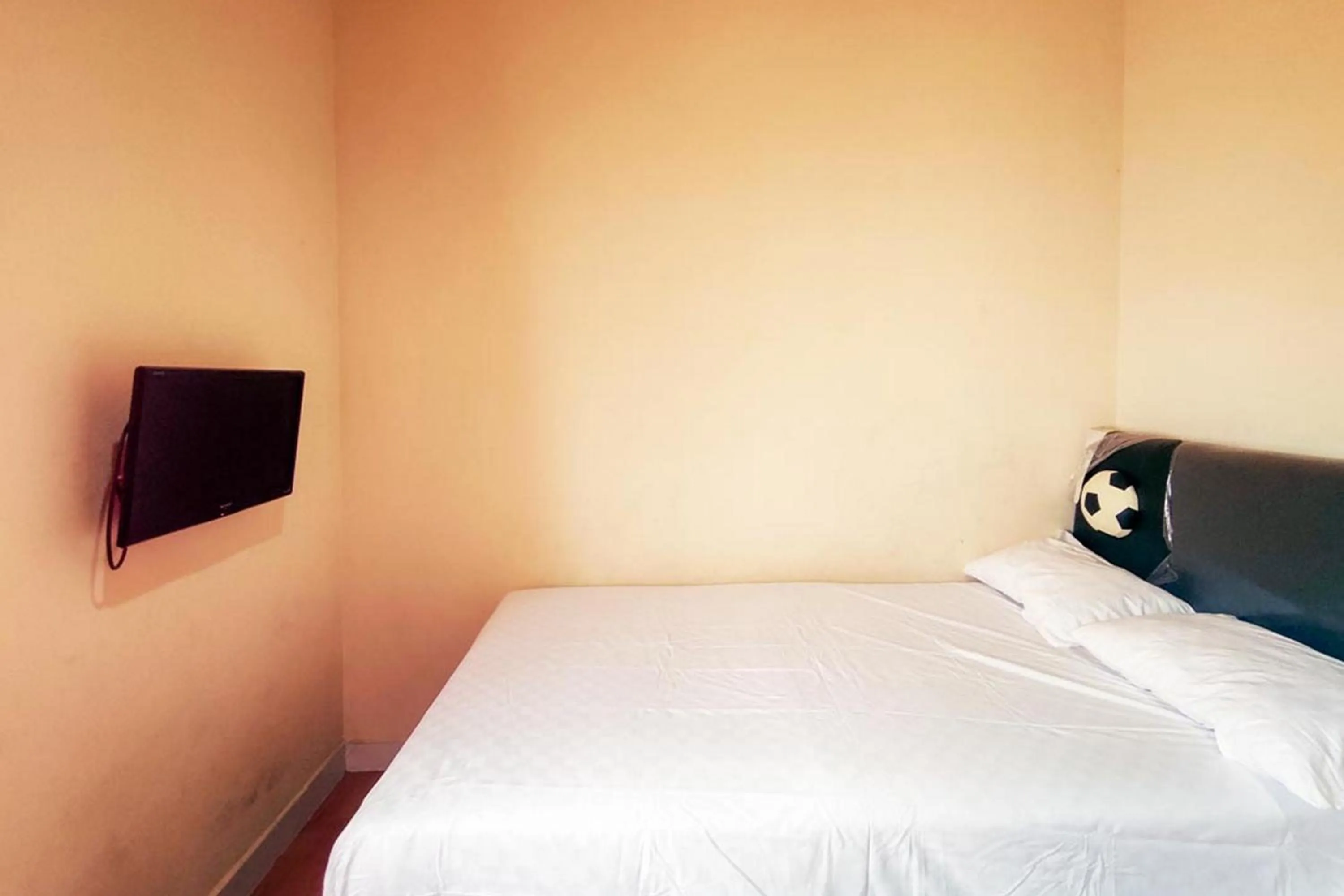 Bed in Chandra Graha Guesthouse Palu